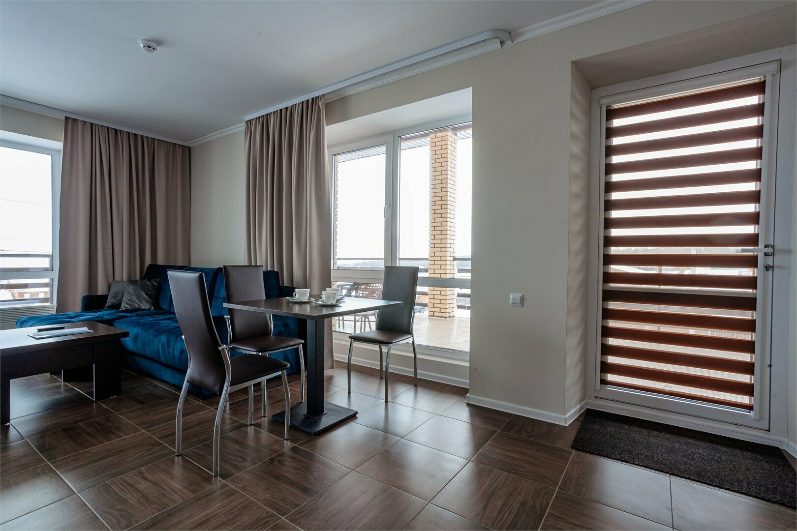 Семейный номер с видом на озеро