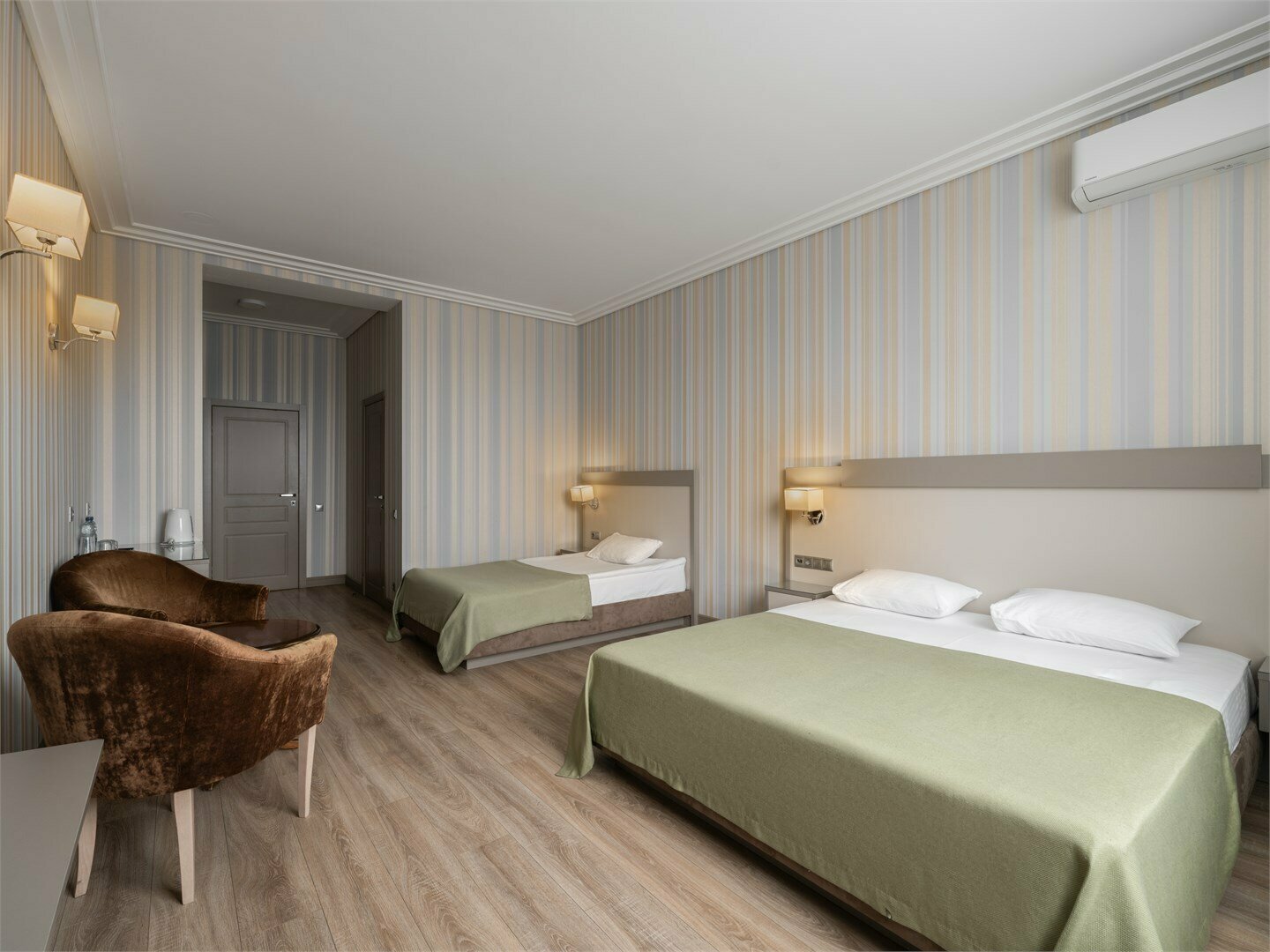 Семейный Полулюкс с 1 двуспальной и 1 односпальной кроватями