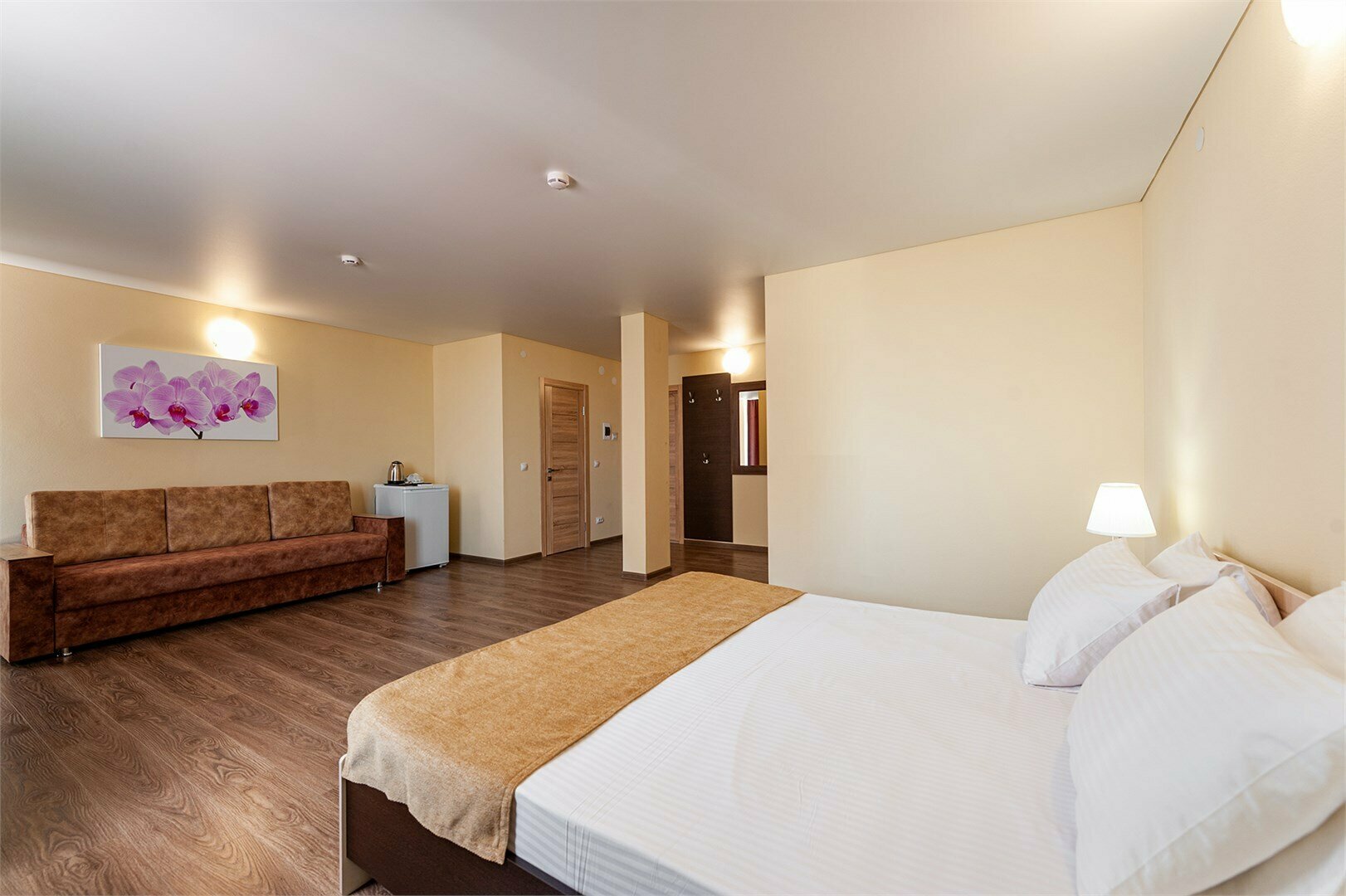 Полулюкс на троих-четверых гостей с балконом и видом во двор (в корпусе Б)