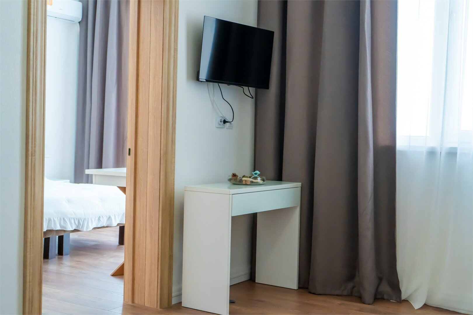 Двухкомнатный номер Люкс на трех-четырех гостей с балконом видом на море (корпус Б)