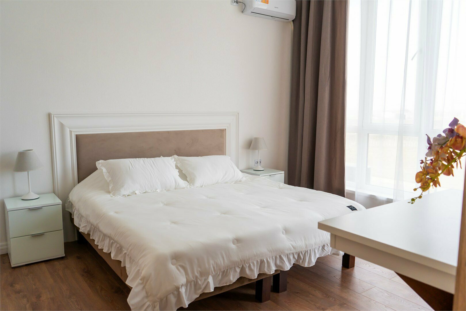 Двухкомнатный номер Люкс на трех-четырех гостей с балконом видом на море (корпус Б)