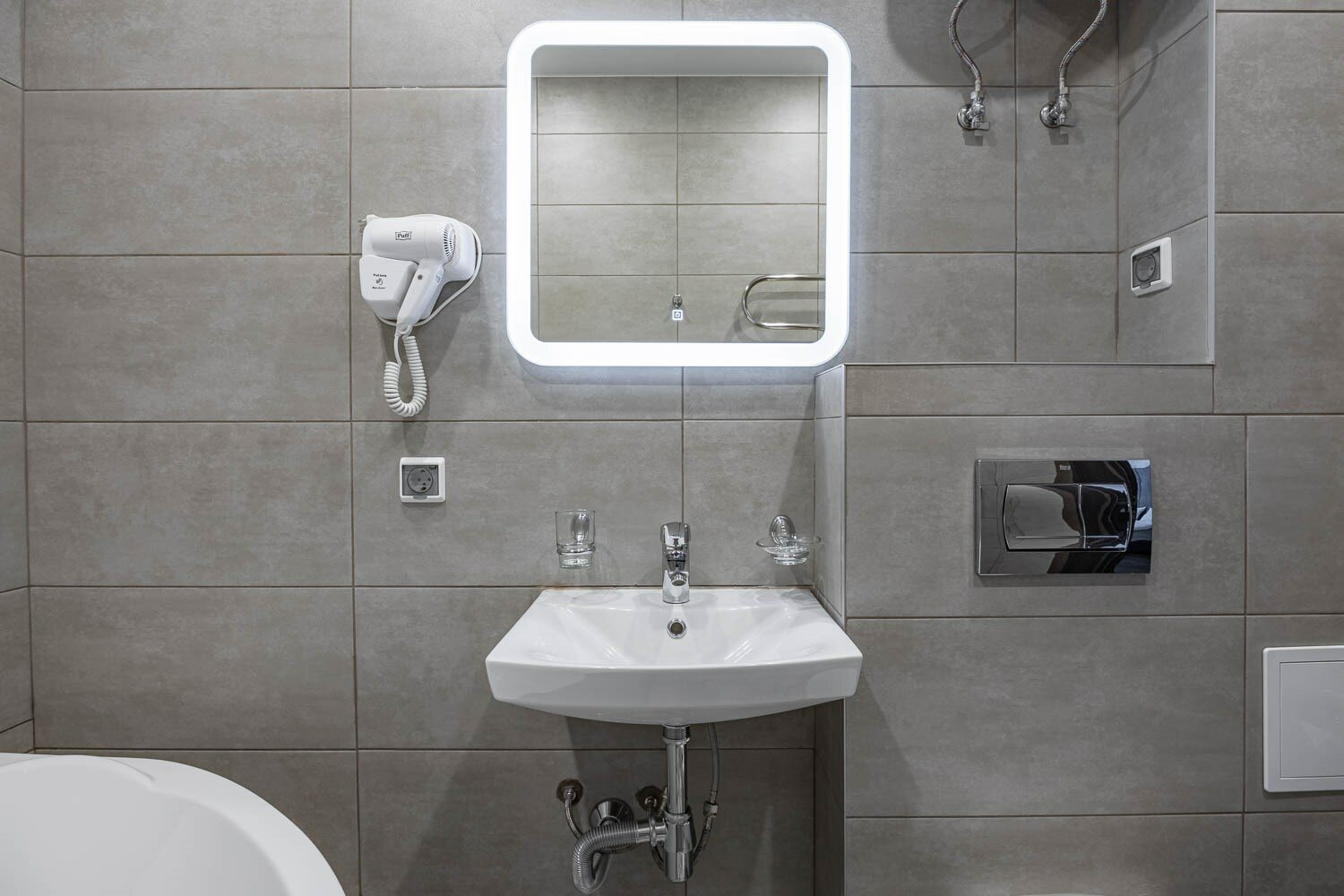 Полулюкс трехместный с видом на реку (двухспальная кровать)