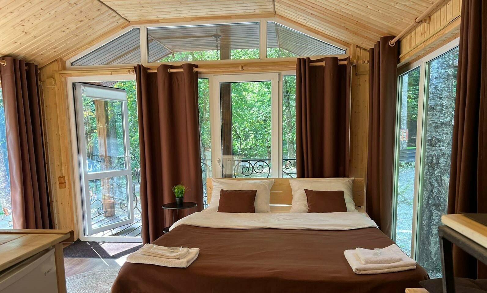 Домик на земле 1 студия (двухспальная кровать, раскладной диван)