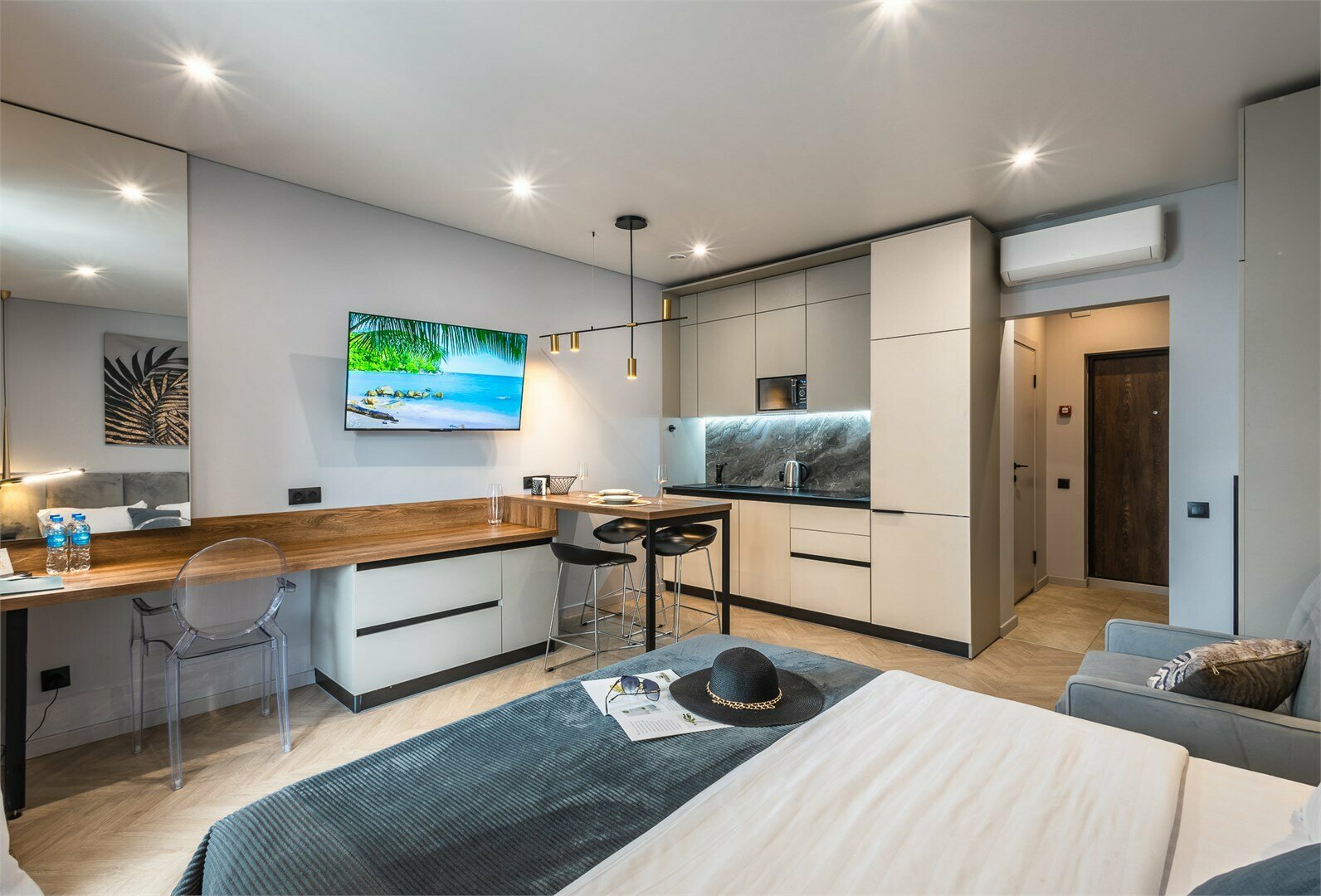 Студия Africa боковой вид на море