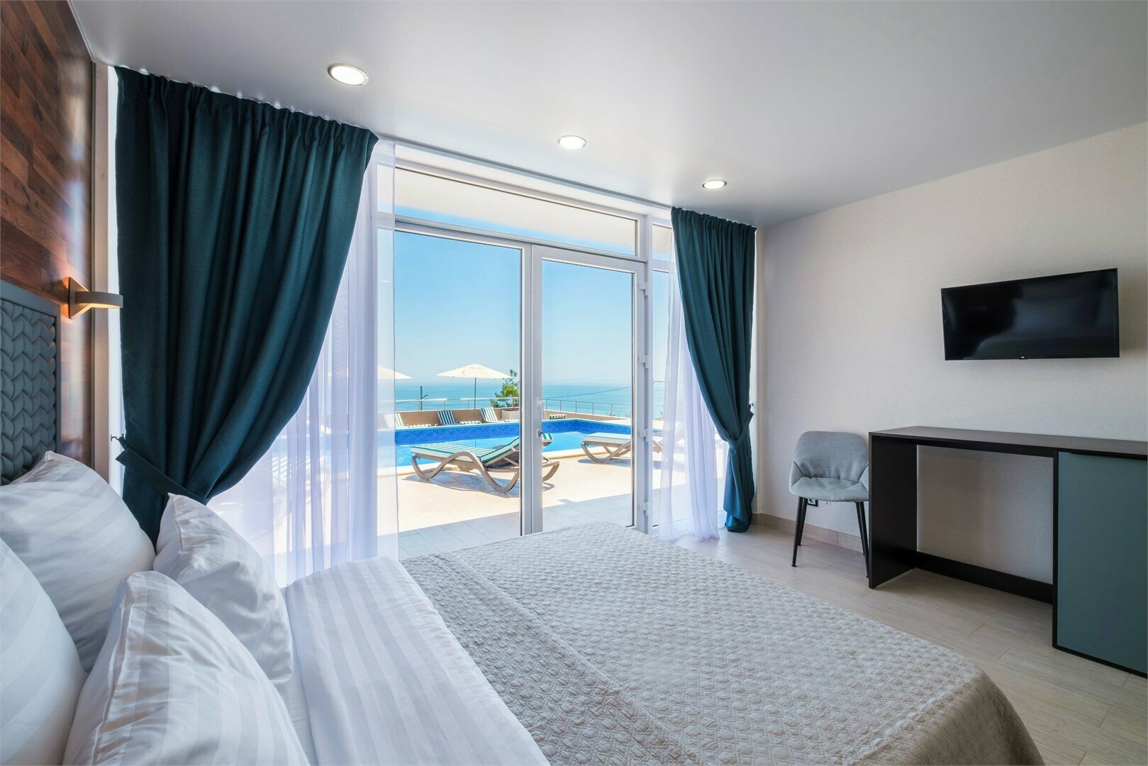 Номер с выходом к бассейну и видом на море