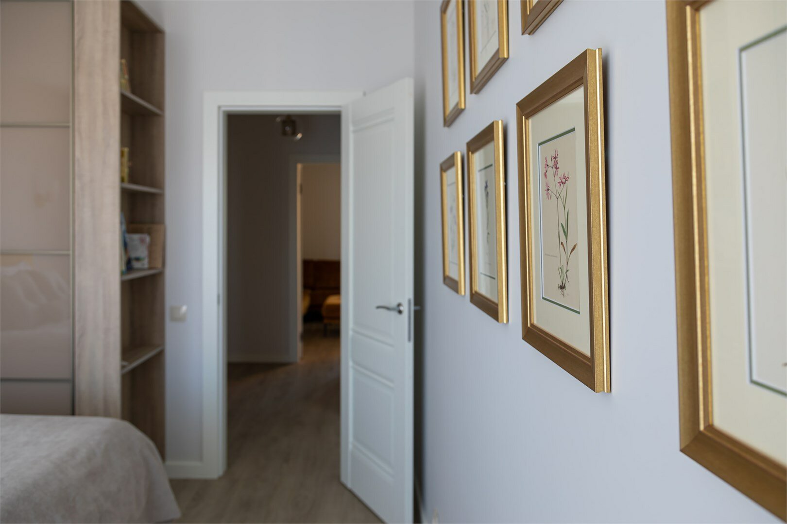 Brassica Gold - апартамент с двумя спальнями, большой кухней и объединенной с ней гостиной зоной