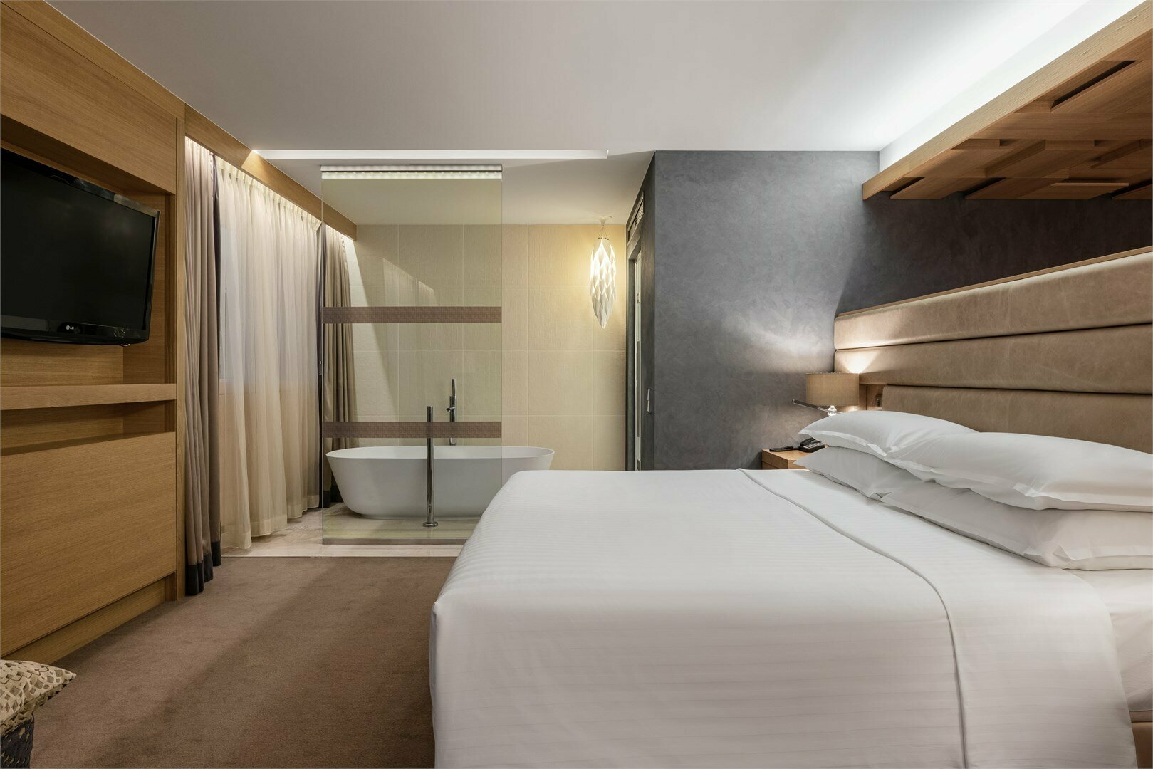 Двухуровневый люкс с одной большой кроватью