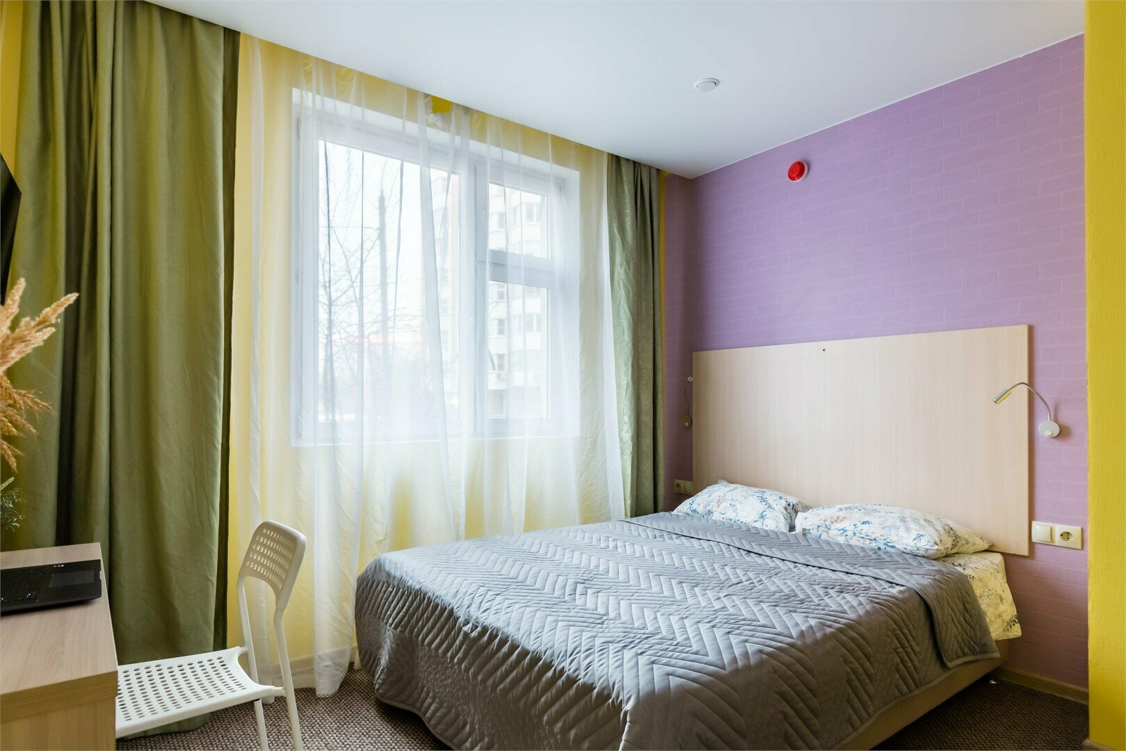 Семейный номер с диваном с кухней