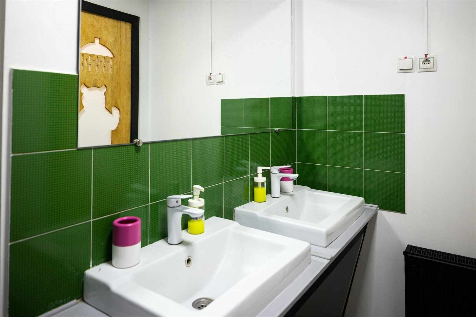 Односпальная кровать в общем номере с 4 кроватями