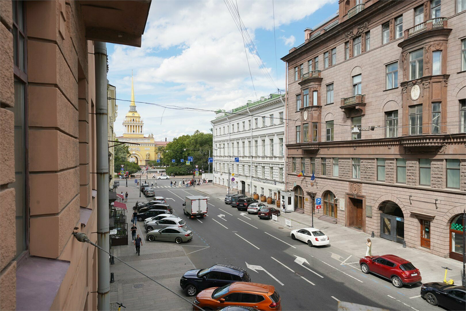 Меблированная комната с балконом