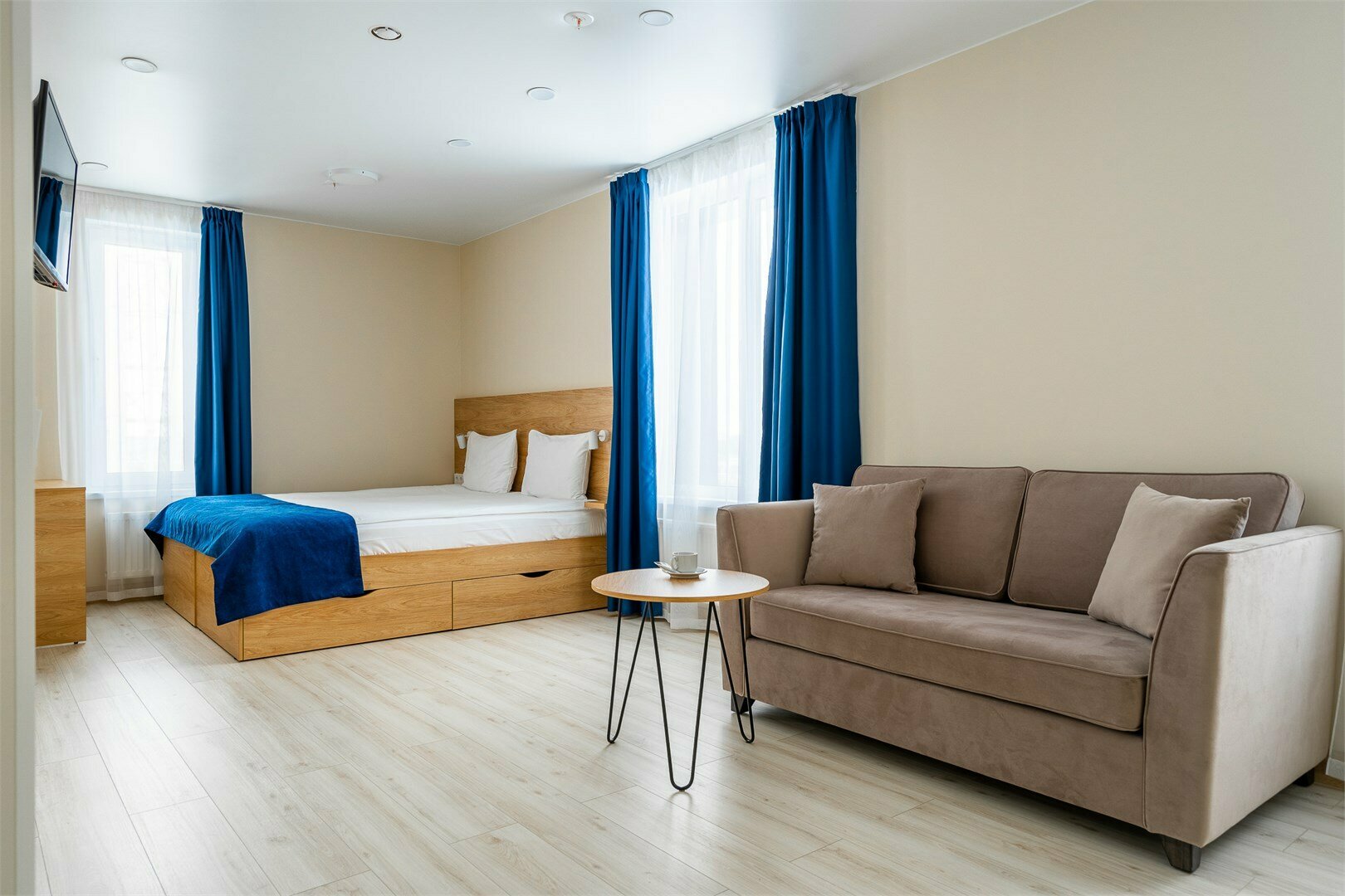 Семейный номер с двуспальной кроватью и диваном