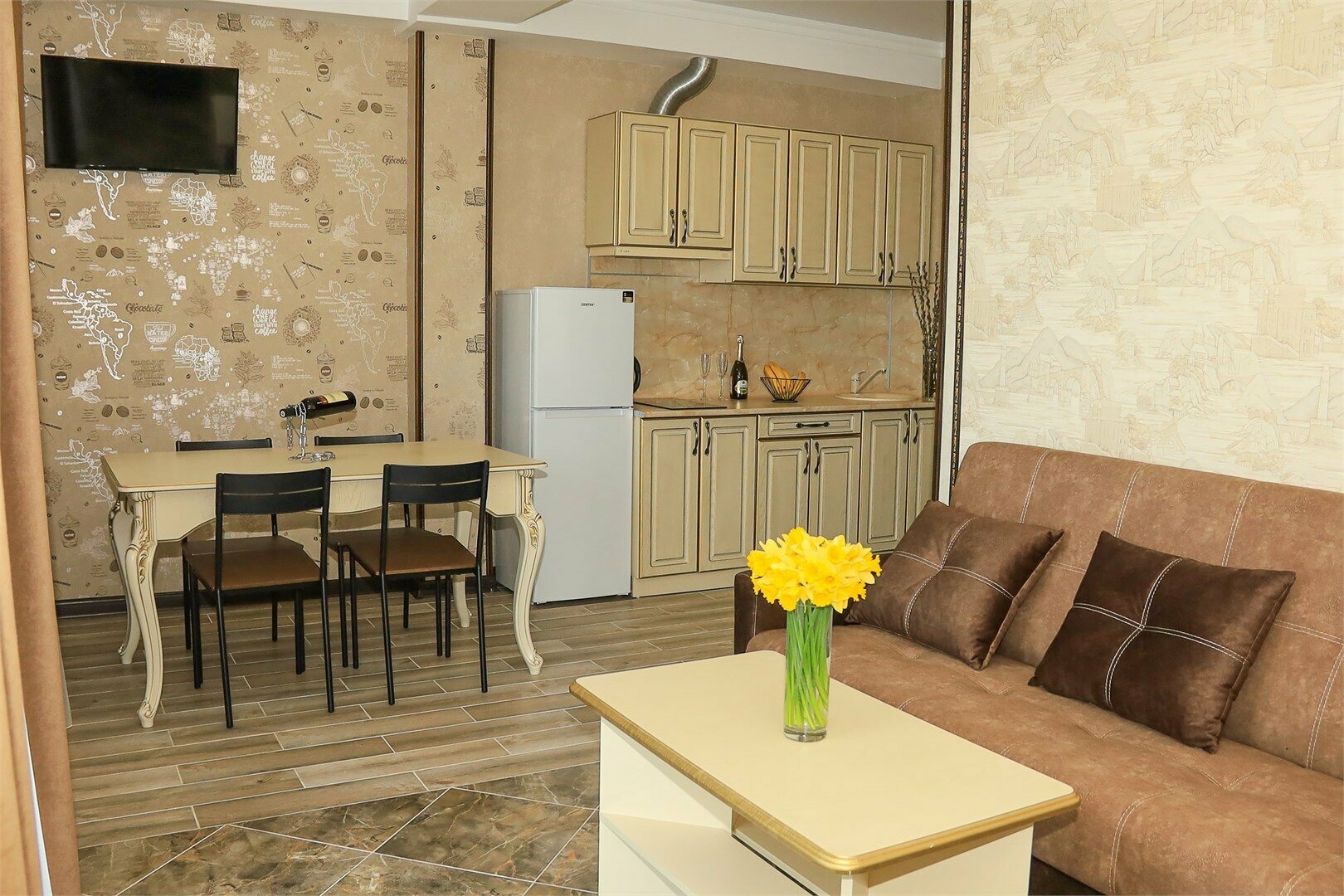 Семейный двухкомнатный номер с кухней и видом на бассейн и море