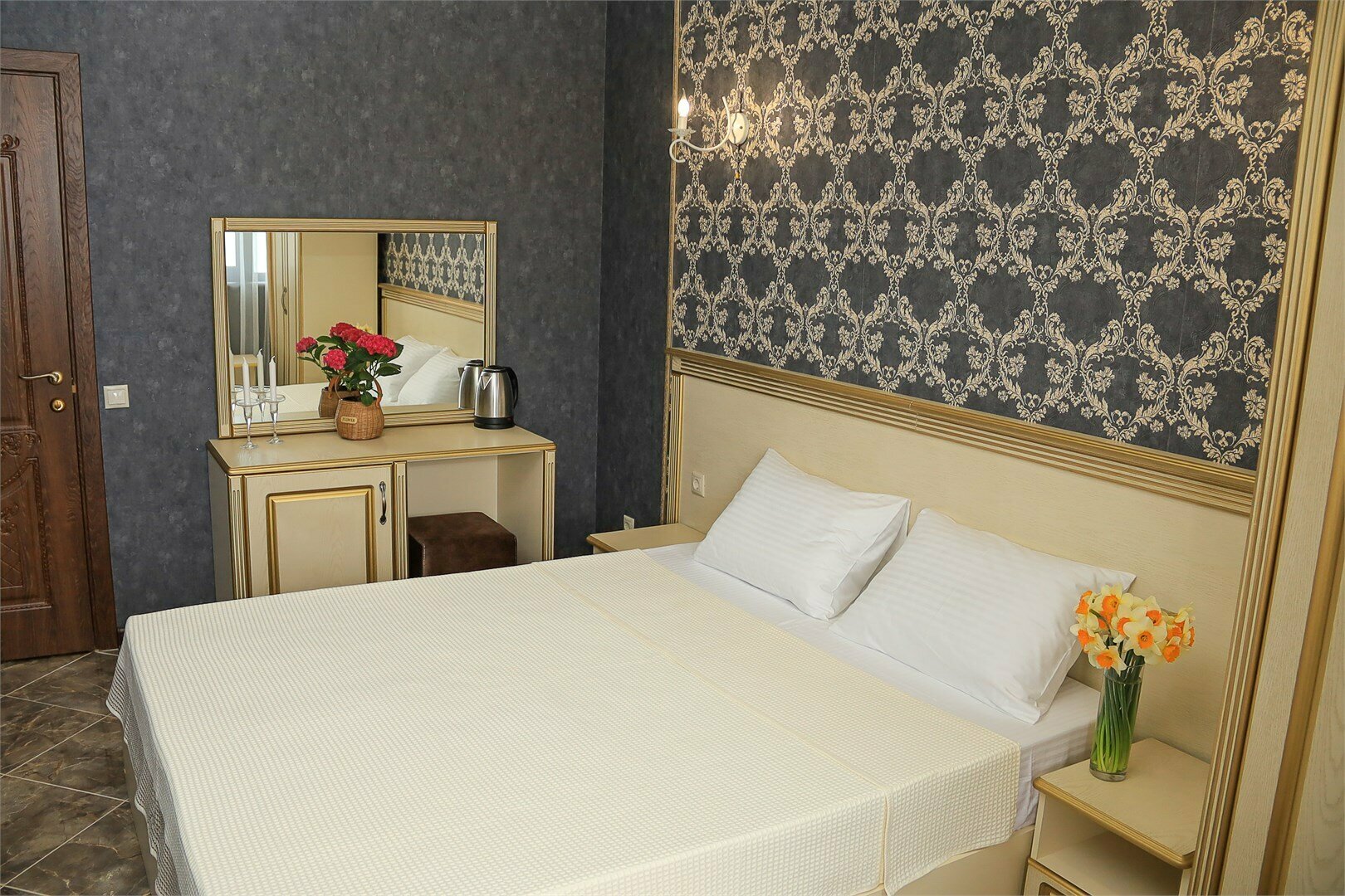 Двухместный с одной кроватью и видом на бассейн и море