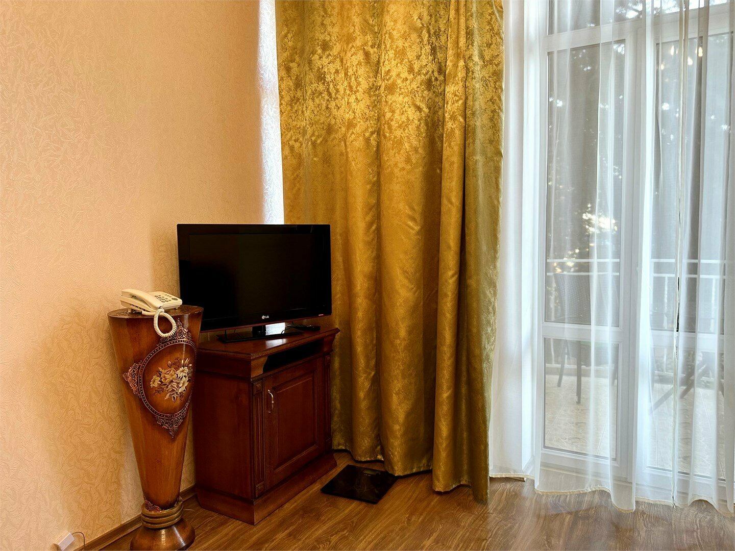 Номера Люкс с балконом с одной совместной кроватью с видом во двор