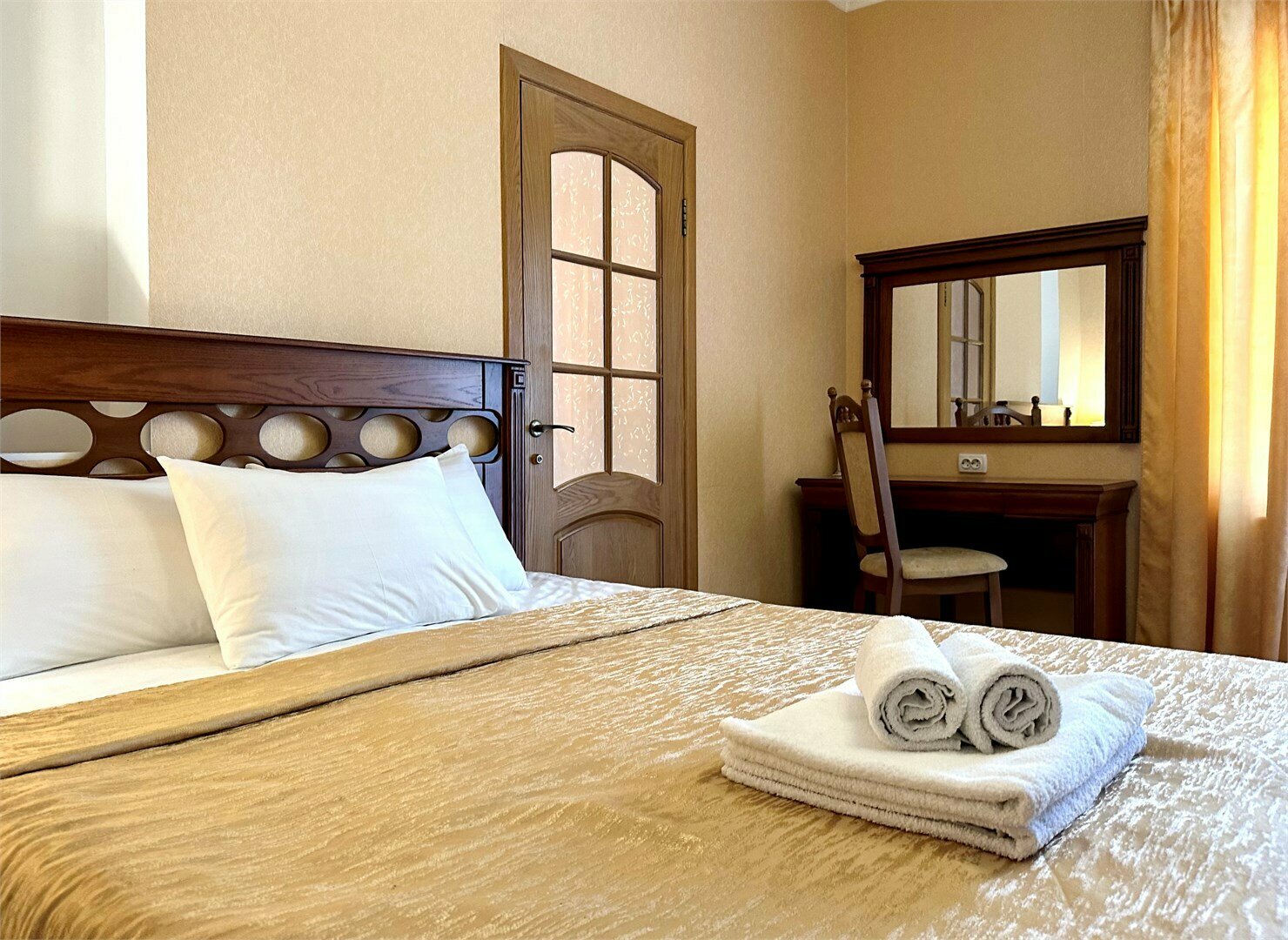 Номера Люкс с балконом с одной совместной кроватью с видом во двор