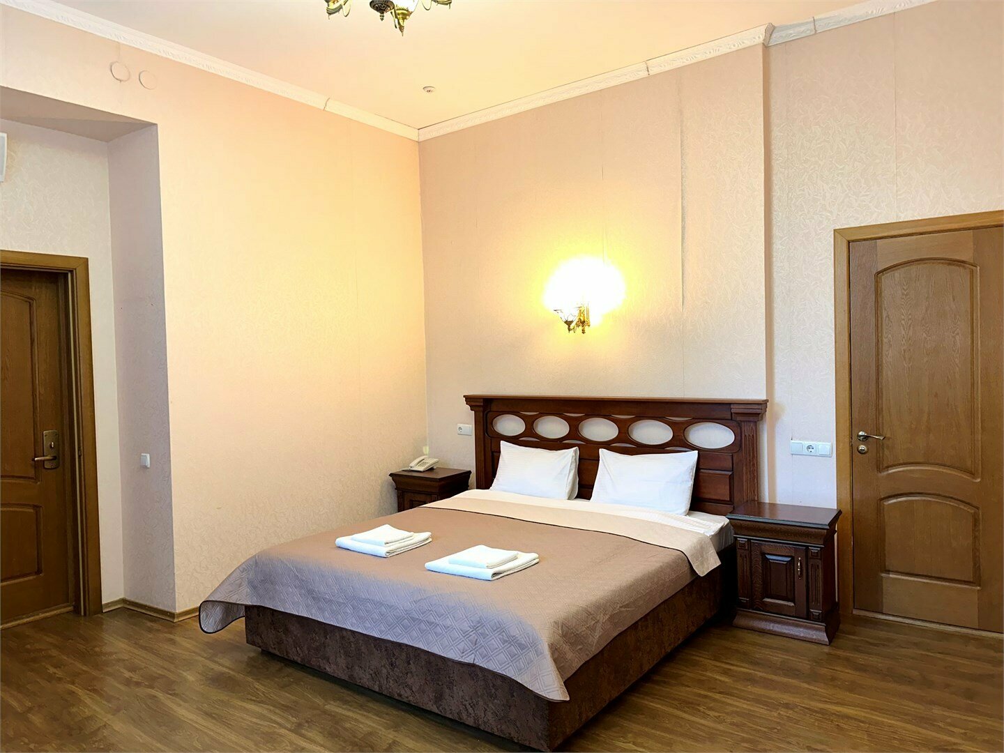 Номера Стандарт без балкона с одной совместной кроватью с видом во двор