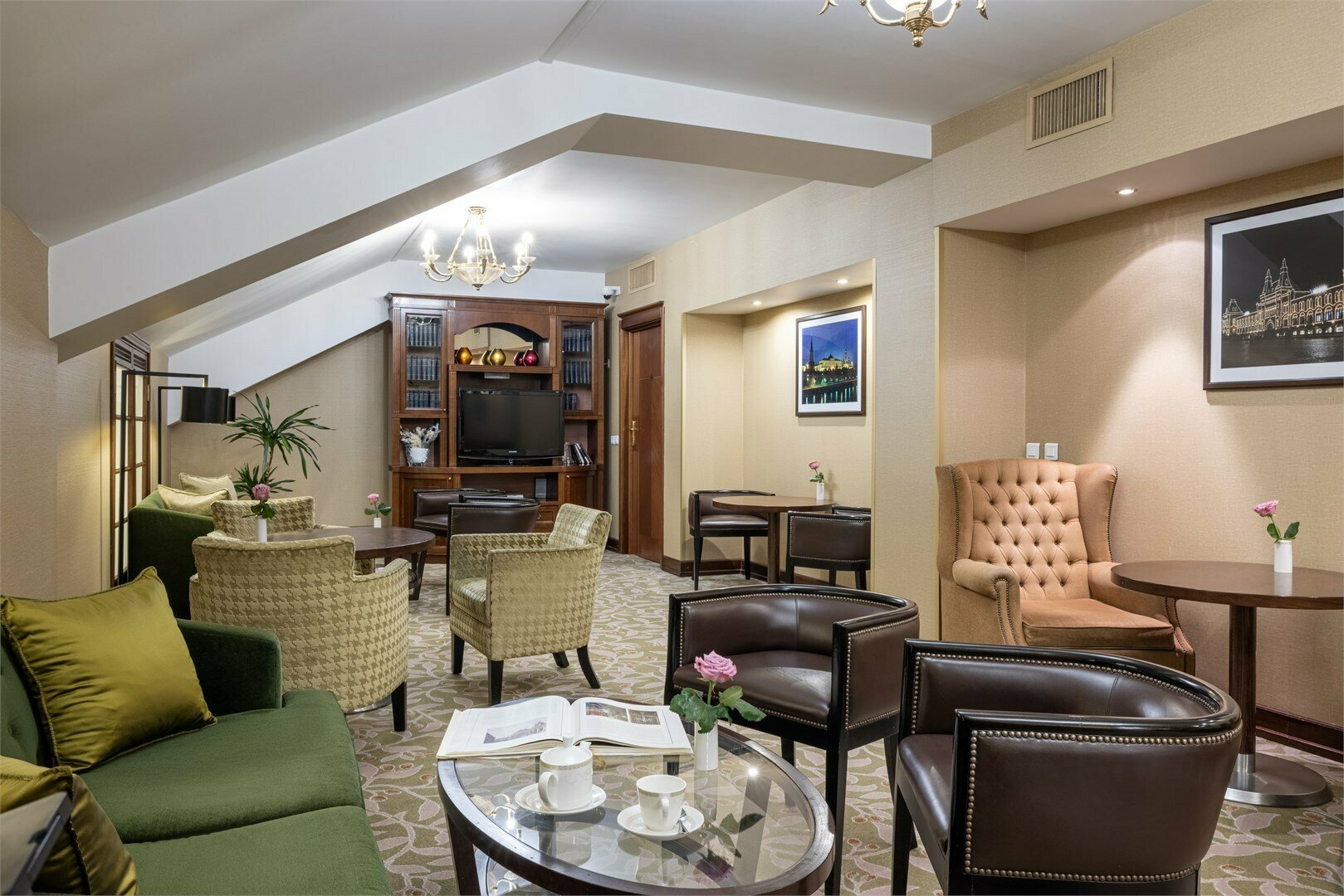 Улучшенный представительский номер с доступом в представительскую гостиную, с одной большой кроватью