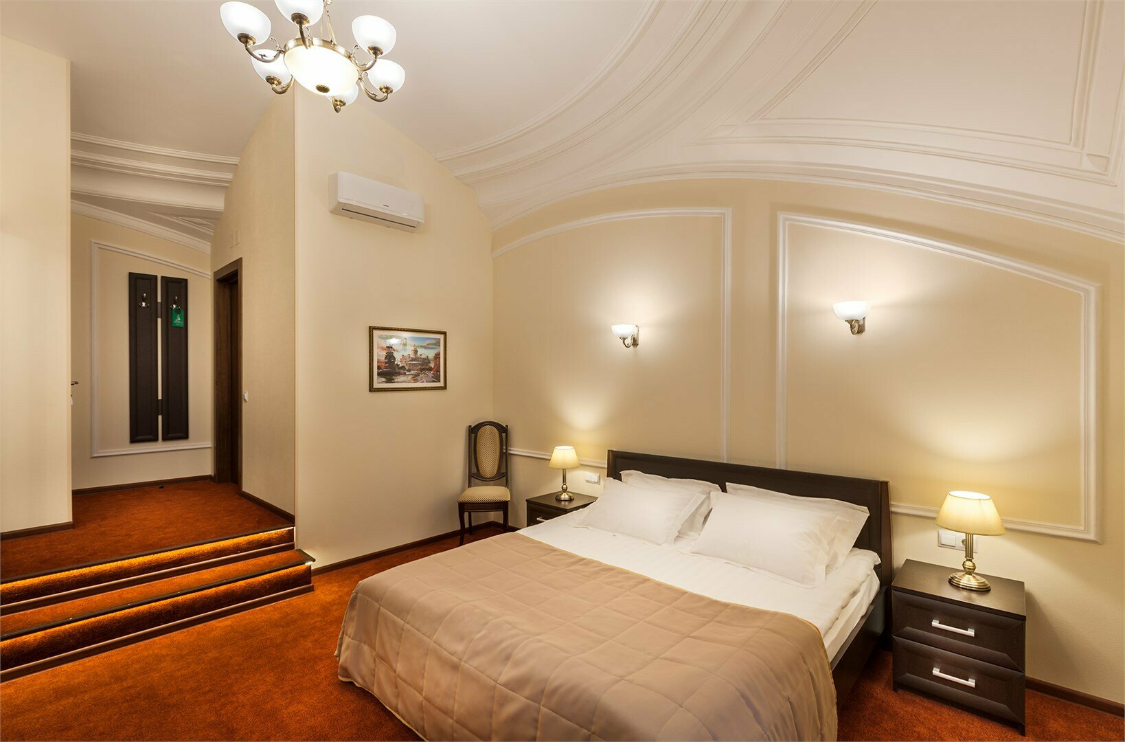 УЛУЧШЕННЫЙ просторный номер с 1 кроватью King-size или 2 односпальными  кроватями, прекрасным видом на Невский проспект или в тихий петербургский дворик