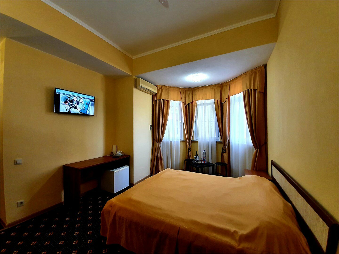 Двухместный номер с двуспальной кроватью и дополнительной кроватью № 22