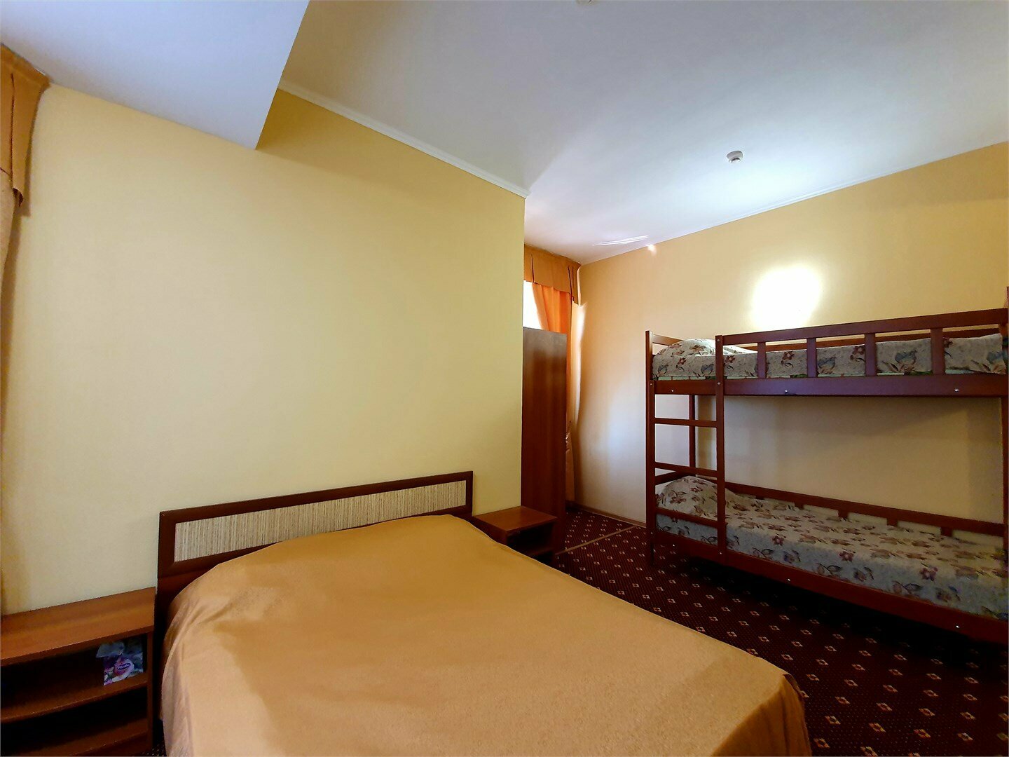 Двухместный номер с двуспальной кроватью и дополнительной кроватью № 22