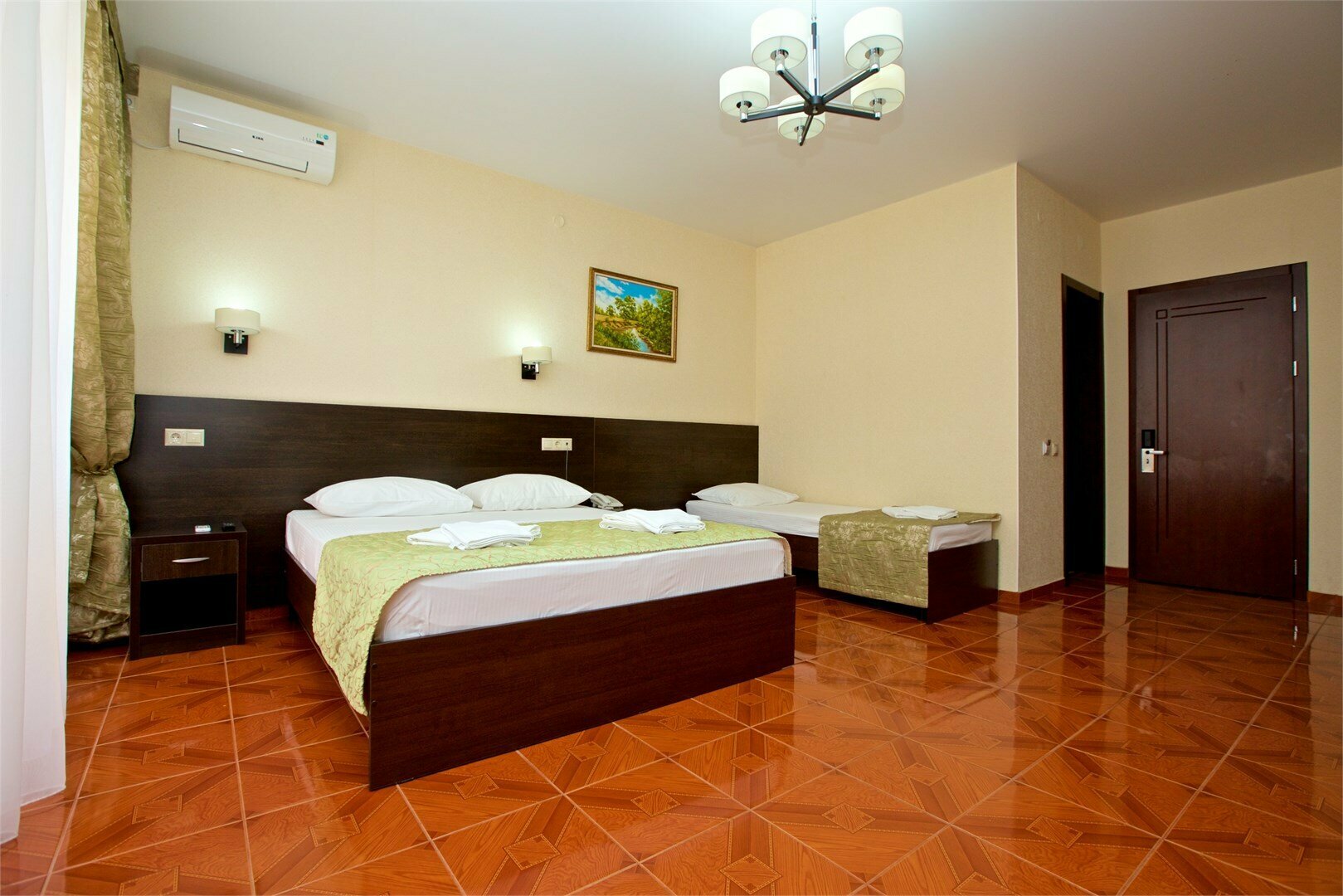 ST4P - Стандарт четырехместный с видом на бассейн