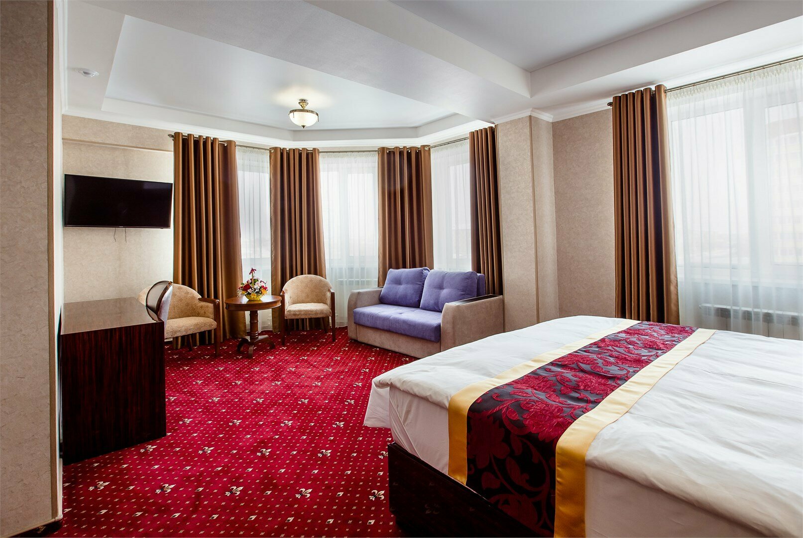 Люкс с одной двуспальной кроватью