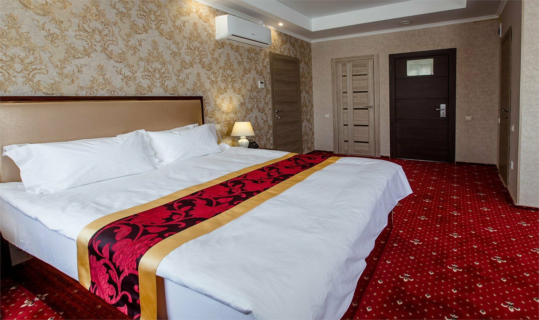 Люкс с одной двуспальной кроватью