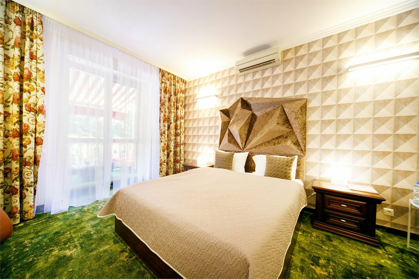 ДЕЛЮКС С ОДНОЙ КРОВАТЬЮ (С БАЛКОНОМ)