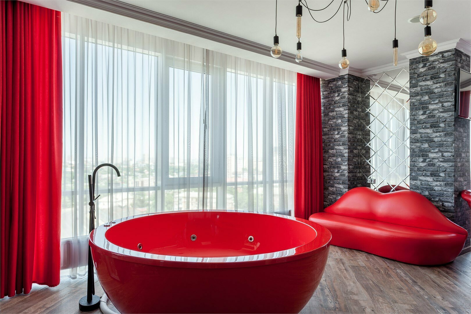 Люкс с джакузи (красный)