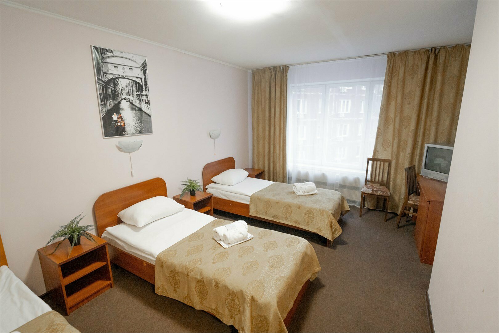 Эконом "Трёхместный" предоставляет возможность недорогого размещения до 3-х человек. Номер находится в блоке с  одноместным номером, санузел/ванна общие на два номера.