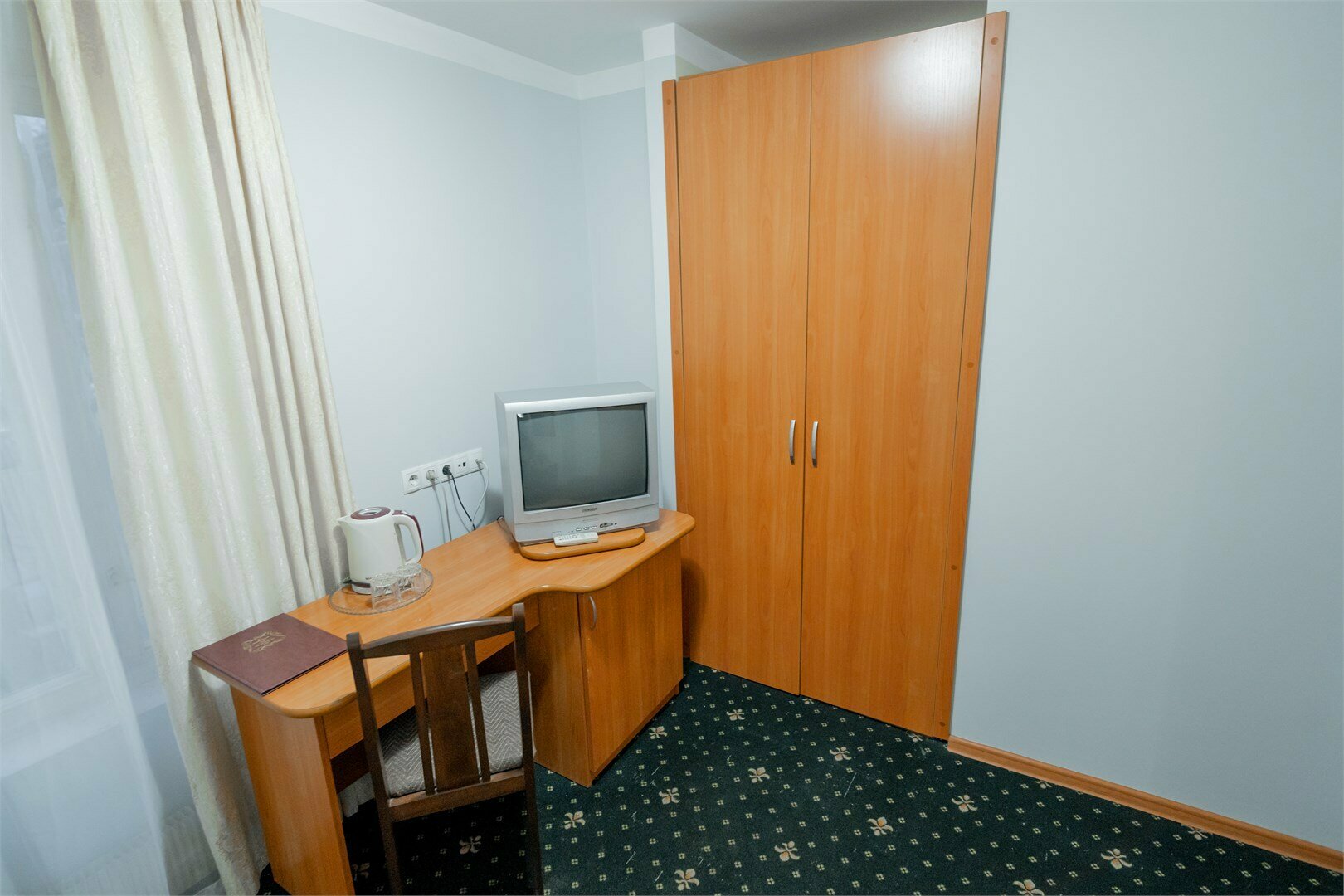 Эконом "Одноместный" номер для бюджетного и комфортабельного проживания.  Номер находится в блоке с  номерами категории "Эконом", санузел общий на два номера.