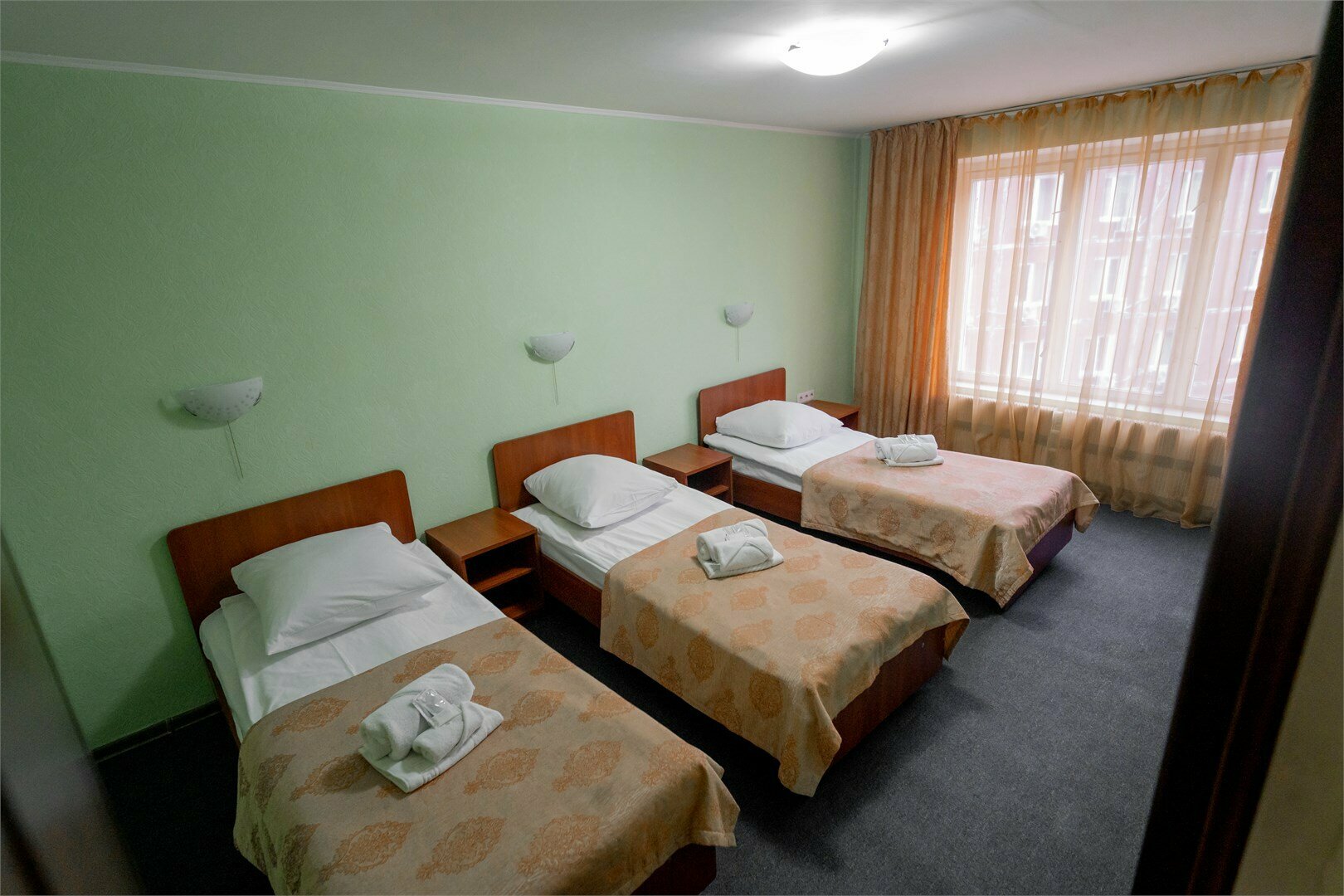 Эконом "Трёхместный" предоставляет возможность недорогого размещения до 3-х человек. Номер находится в блоке с  одноместным номером, санузел/ванна общие на два номера.