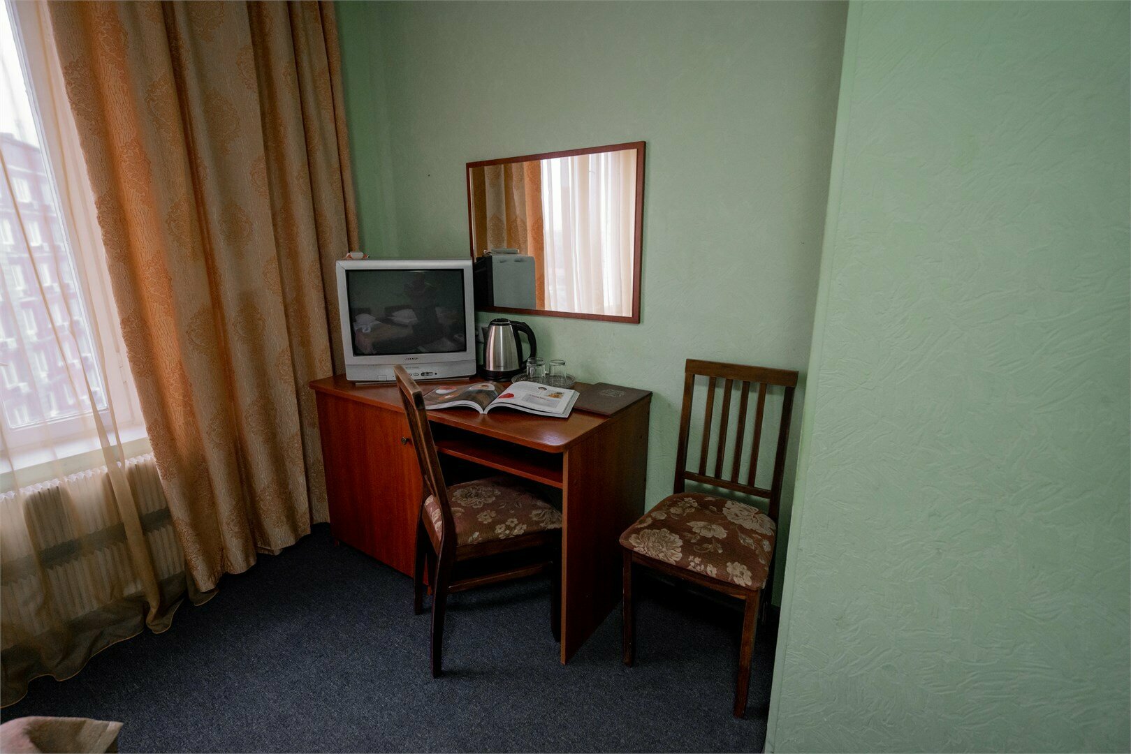 Эконом "Трёхместный" предоставляет возможность недорогого размещения до 3-х человек. Номер находится в блоке с  одноместным номером, санузел/ванна общие на два номера.