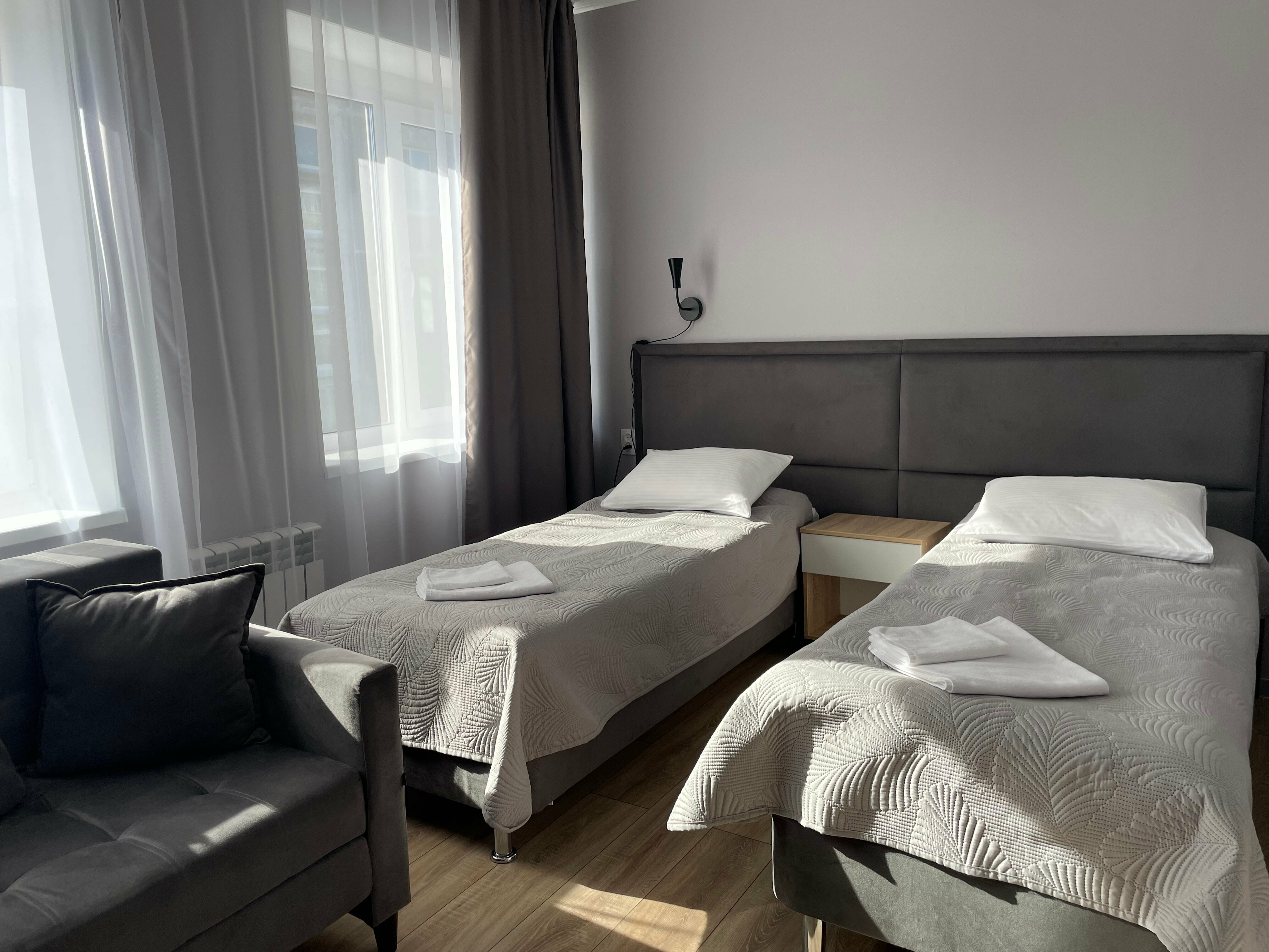 Трехместный номер с ванной комнатой на два номера