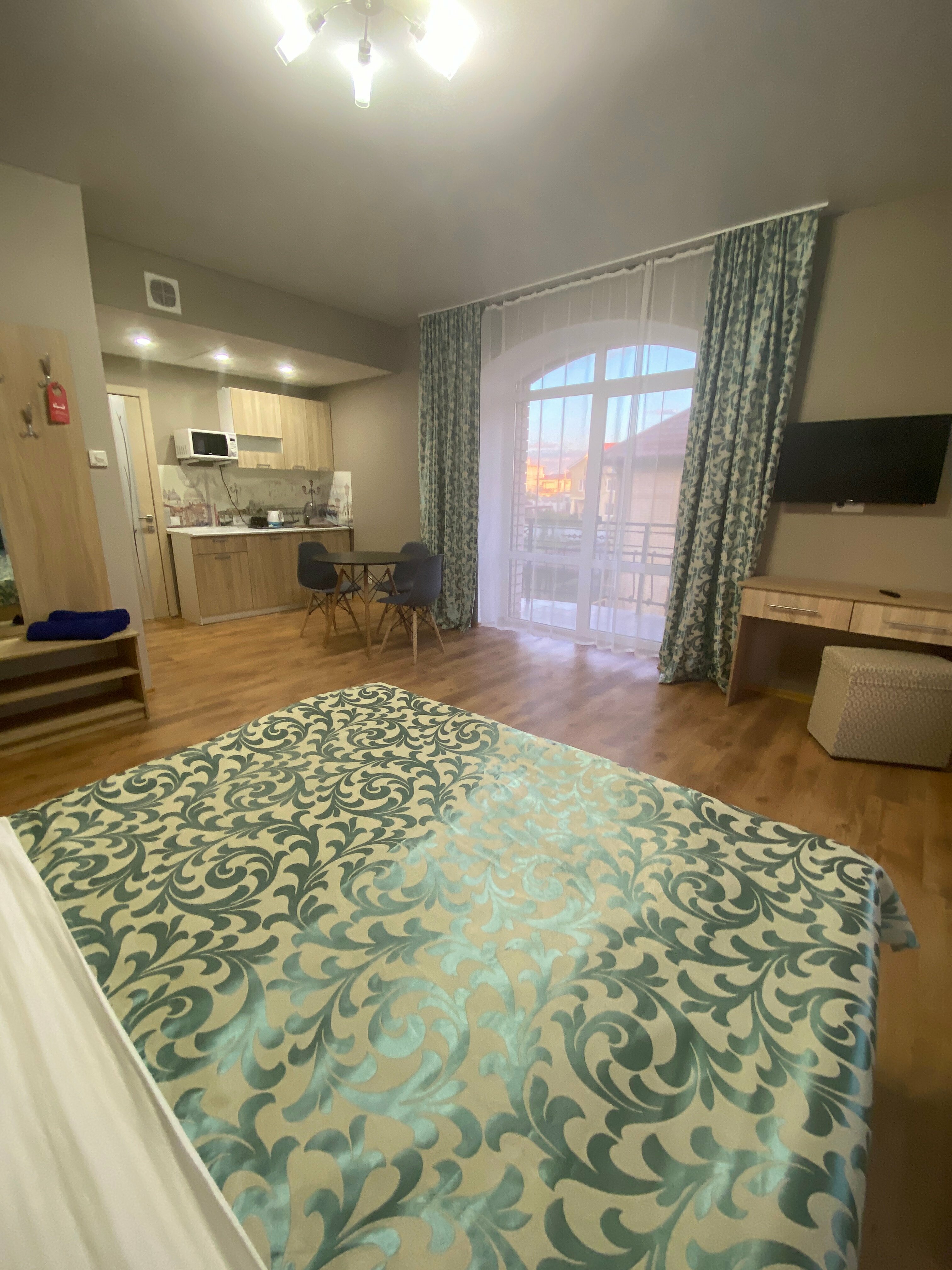 Студия двухместная с допместом и миникухней.