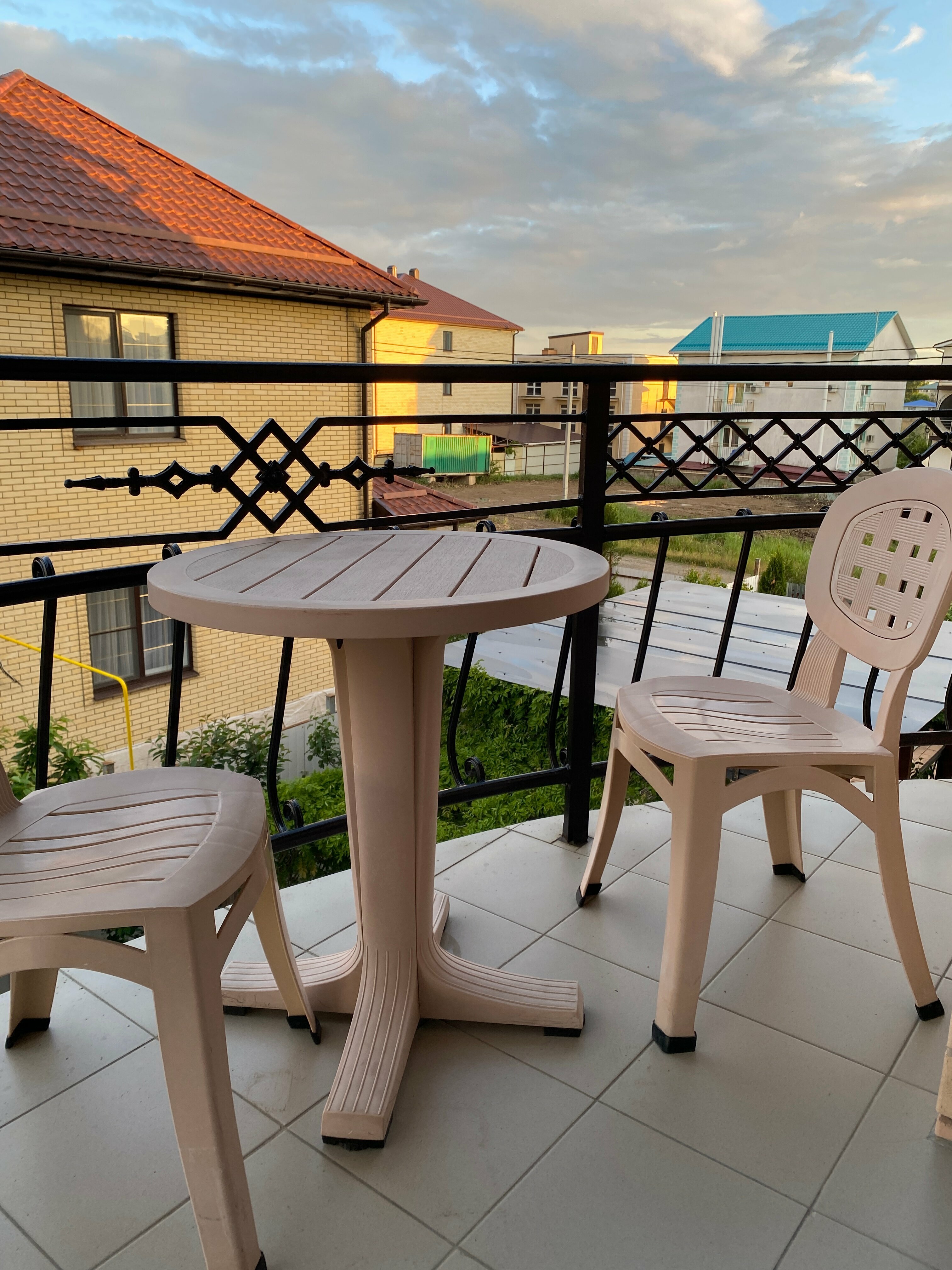 Студия двухместная с допместом и миникухней.