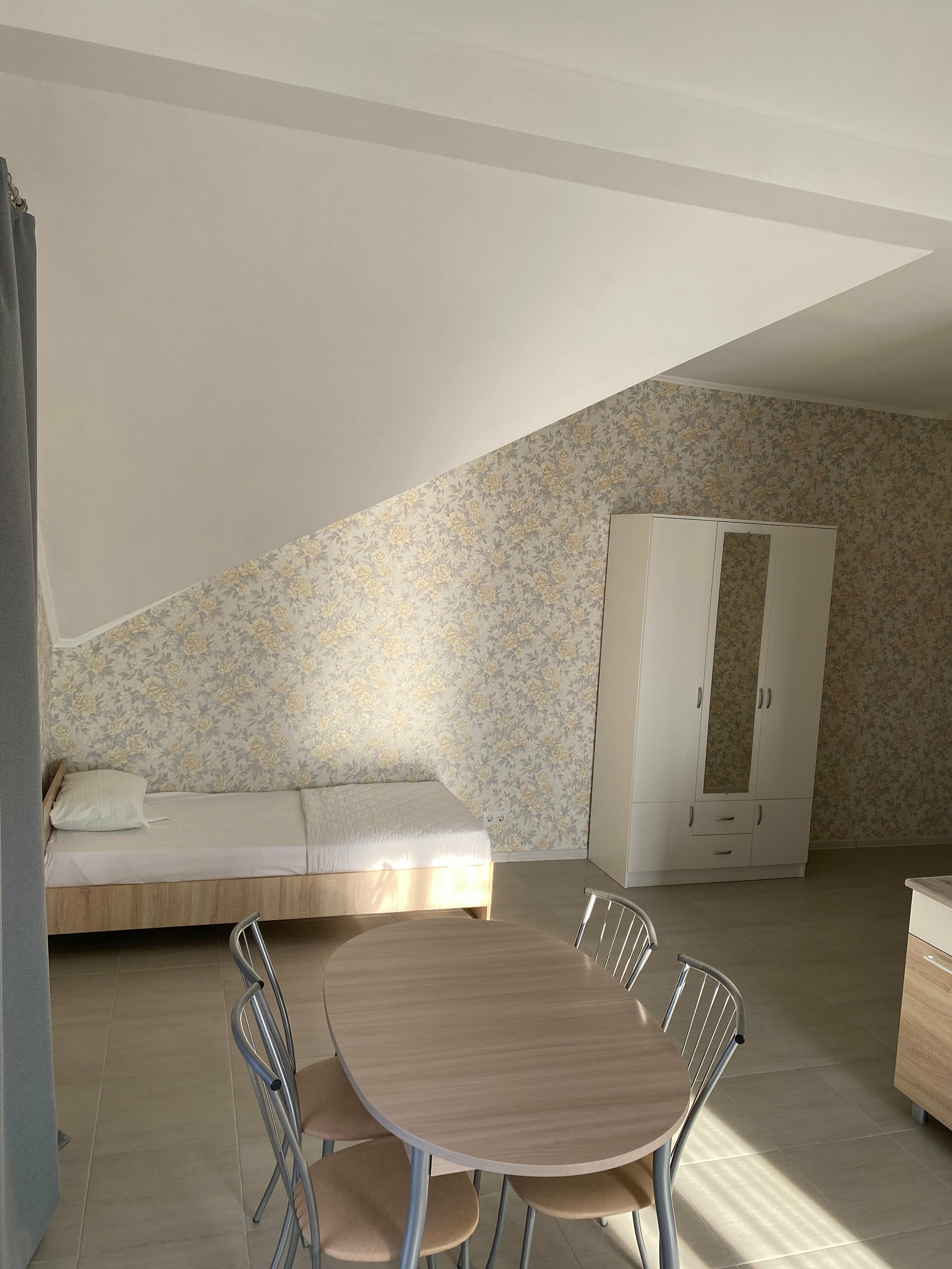 Студия 4-х местная с кухней и балконом.