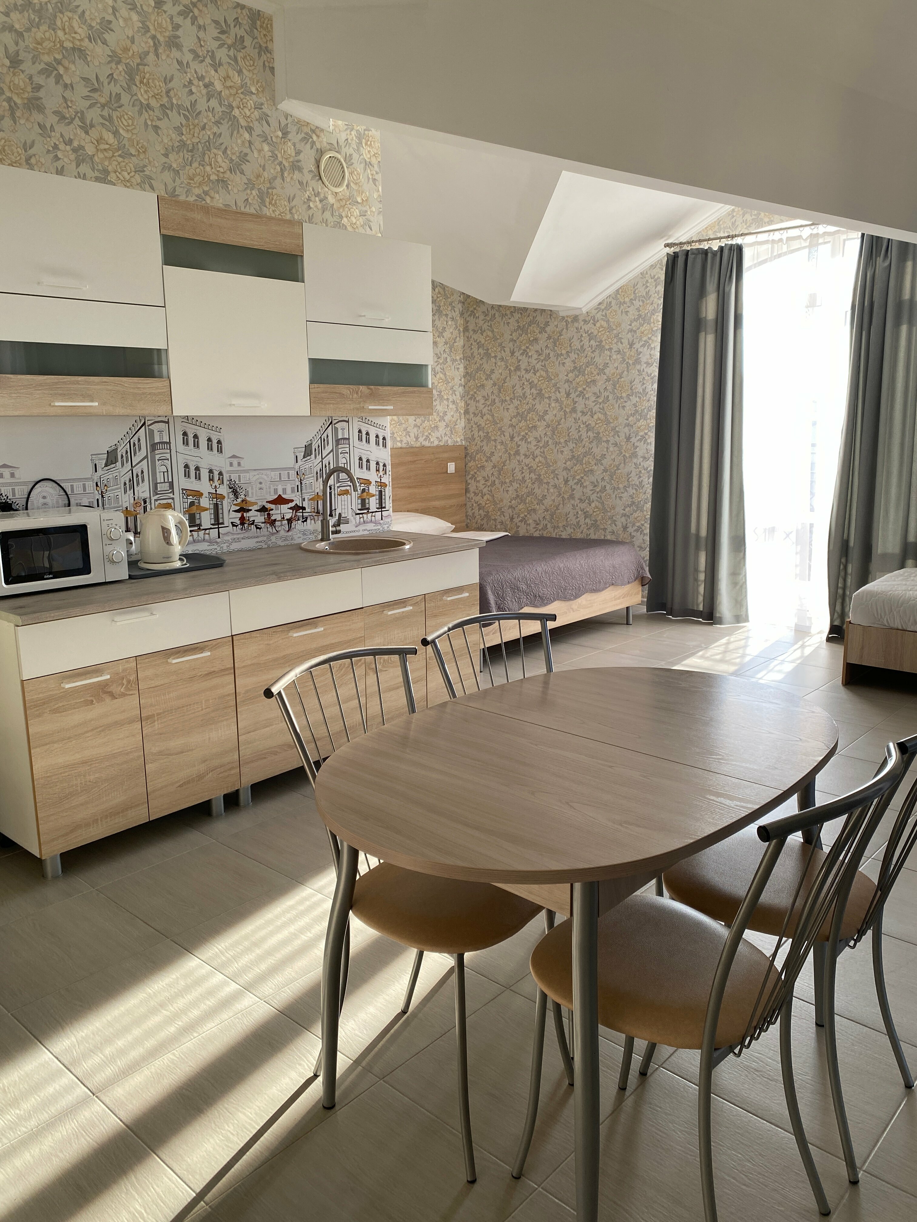 Студия 4-х местная с кухней и балконом.