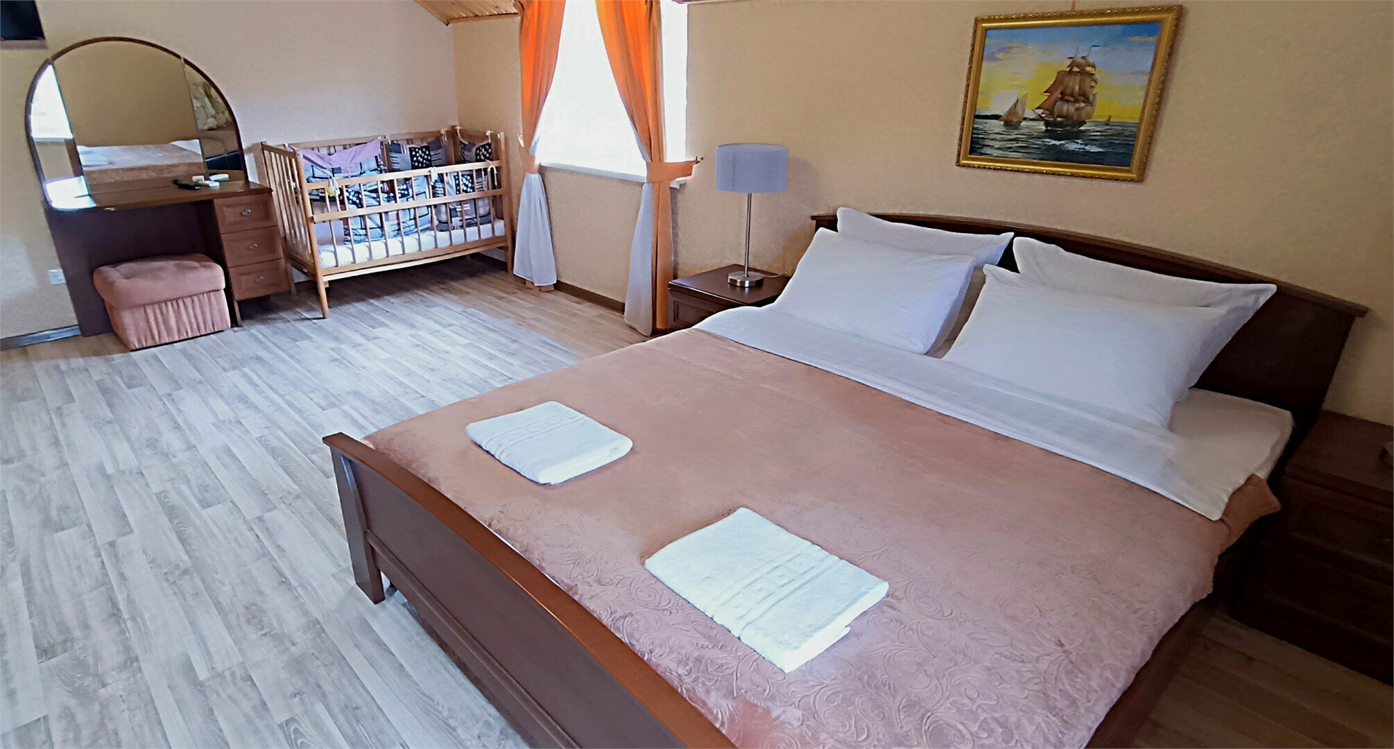 Двухкомнатный семейный номер на 6 человек с балконом