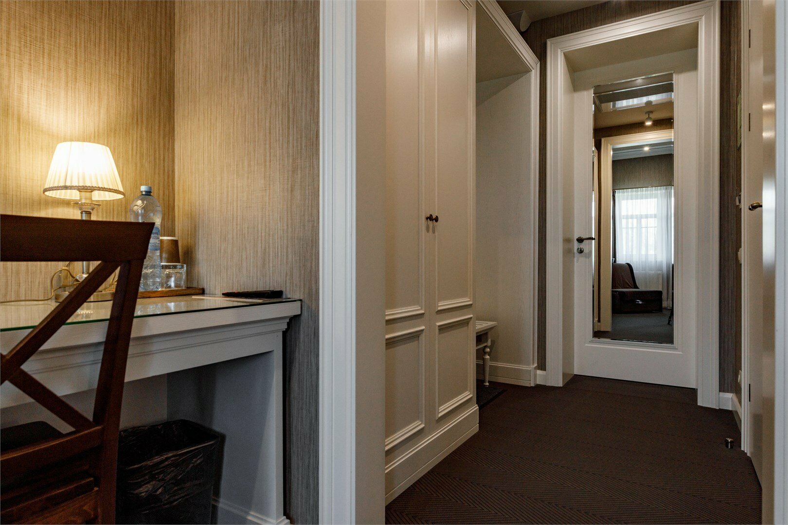 Семейный номер с двуспальной или двумя односпальными кроватями и креслом-кроватью