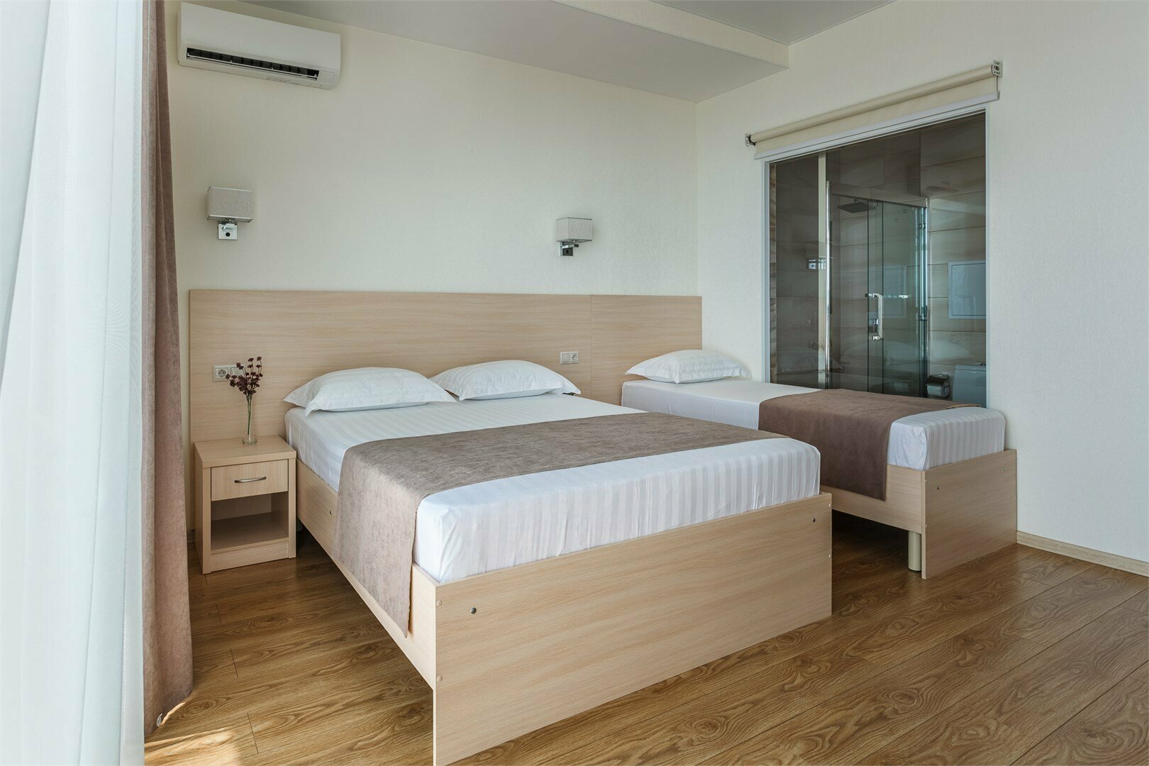 Стандартный четырехместный номер с фрагментарным видом на море