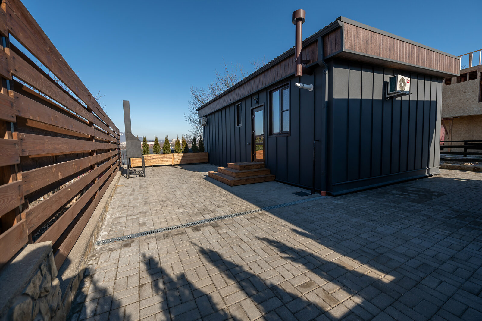 Дом с террасой, навесом, мангалом, чаном (оплачивается отдельно), панорама на горы, бассейн включен в стоимость проживания