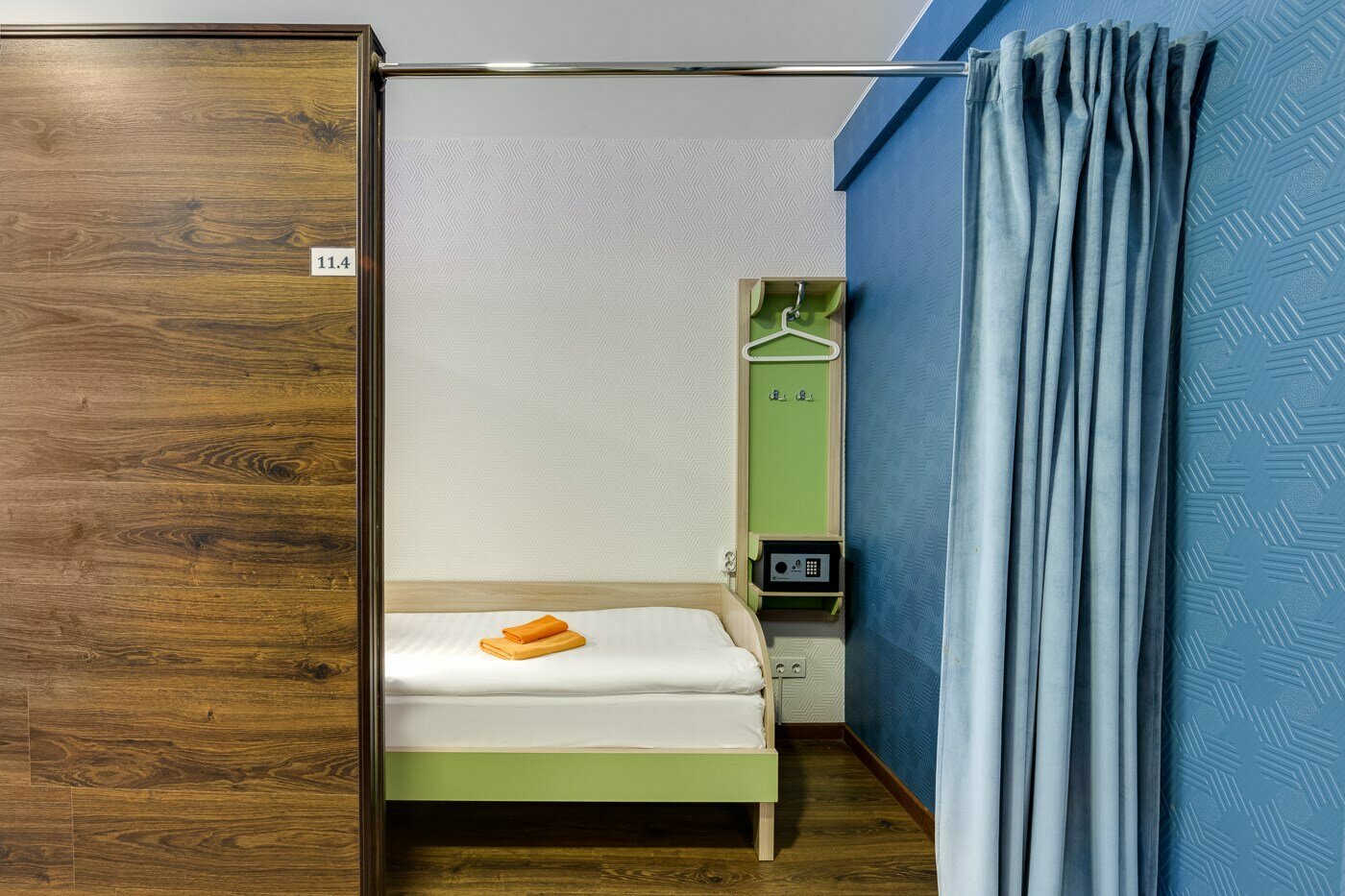 Односпальная кровать в общем мужском 4-х местом номере