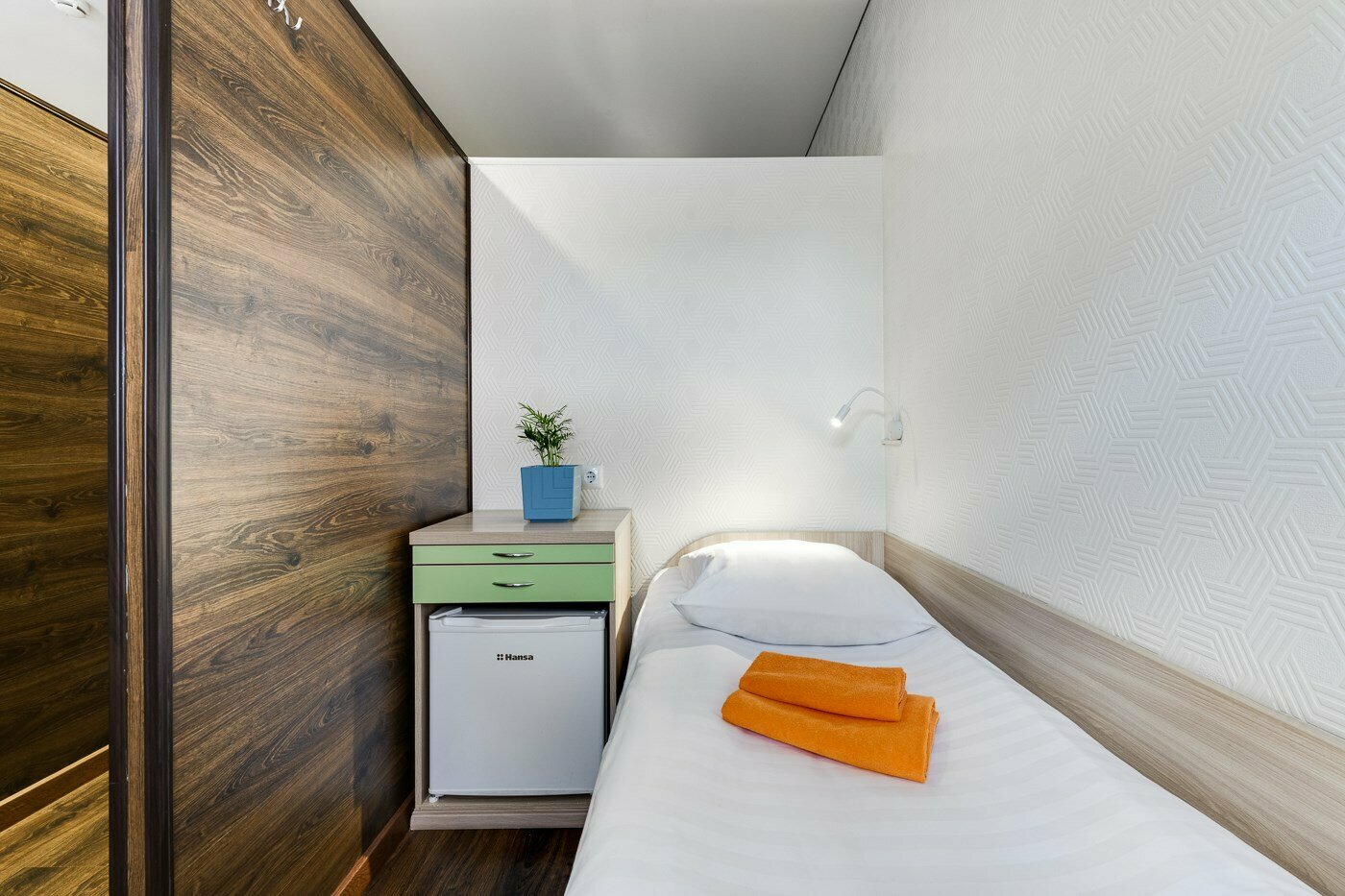 Односпальная кровать в общем мужском 4-х местом номере