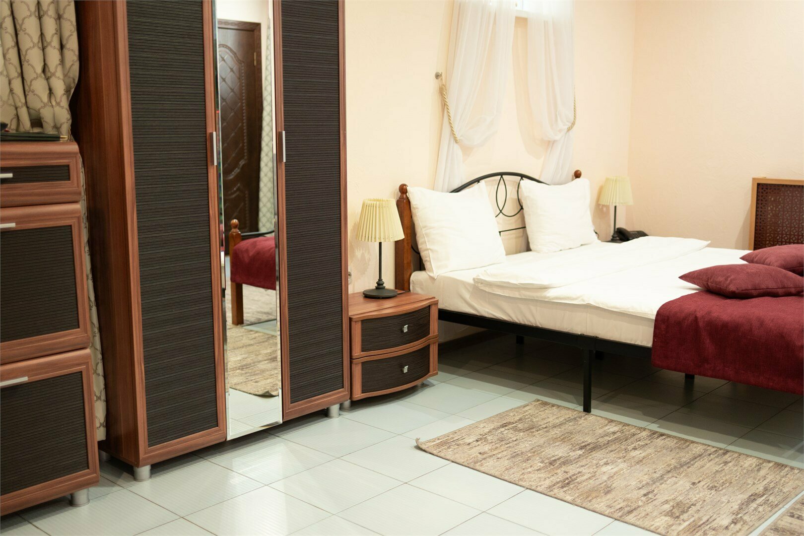 Первая категория-стандартный трехместный номер