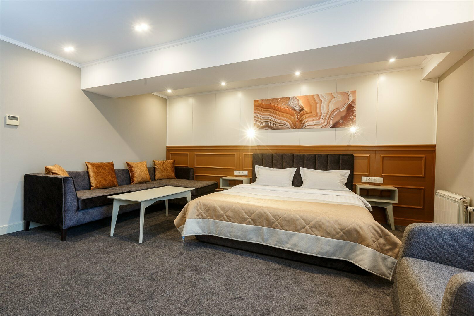 Джуниор Сюит