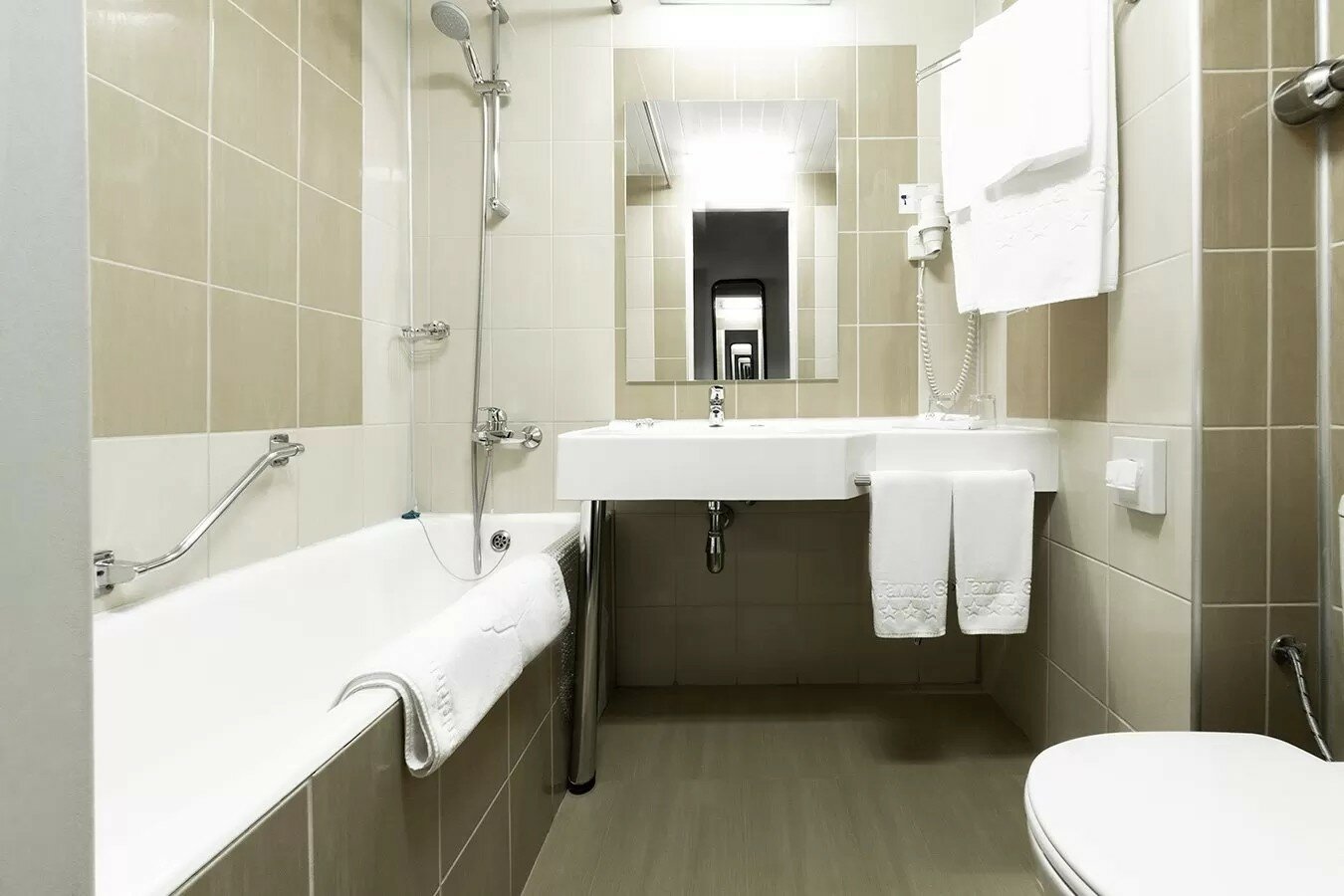 Стандартный двухместный номер с 2 отдельными кроватями и общей ванной комнатой