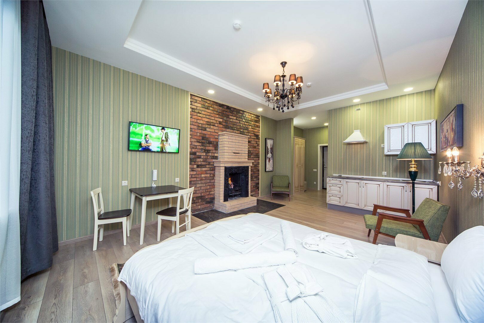 103 - Апартаменты Business Suit с натуральным камином и кухней, бесплатная стоянка