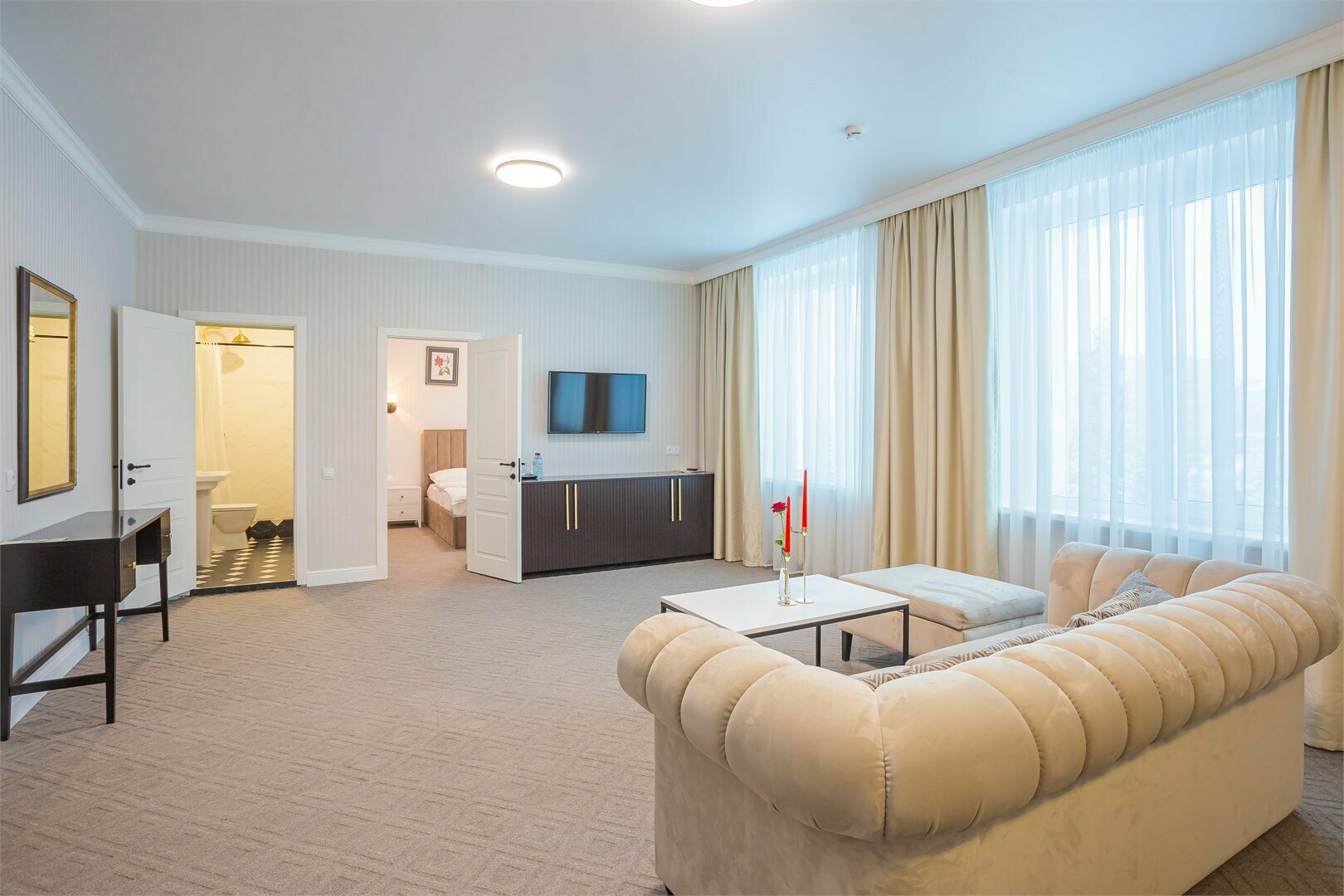 Двухкомнатный полулюкс  с одной двуспальной кроватью