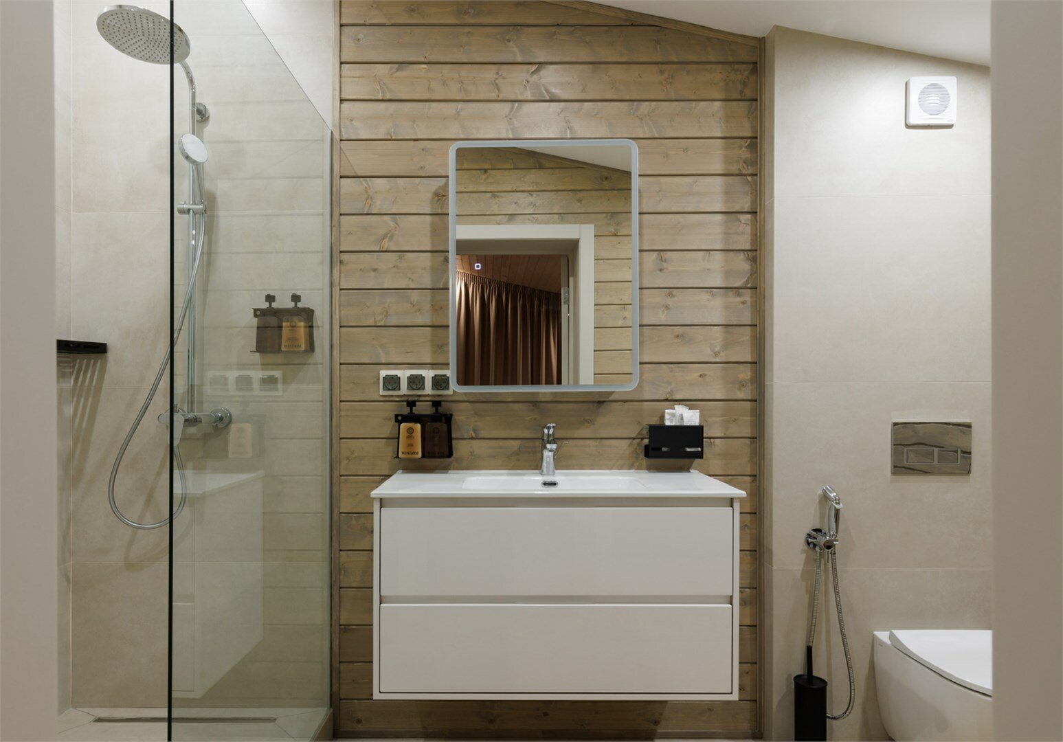 Двухэтажный коттедж с индивидуальной зоной барбекю и террасой